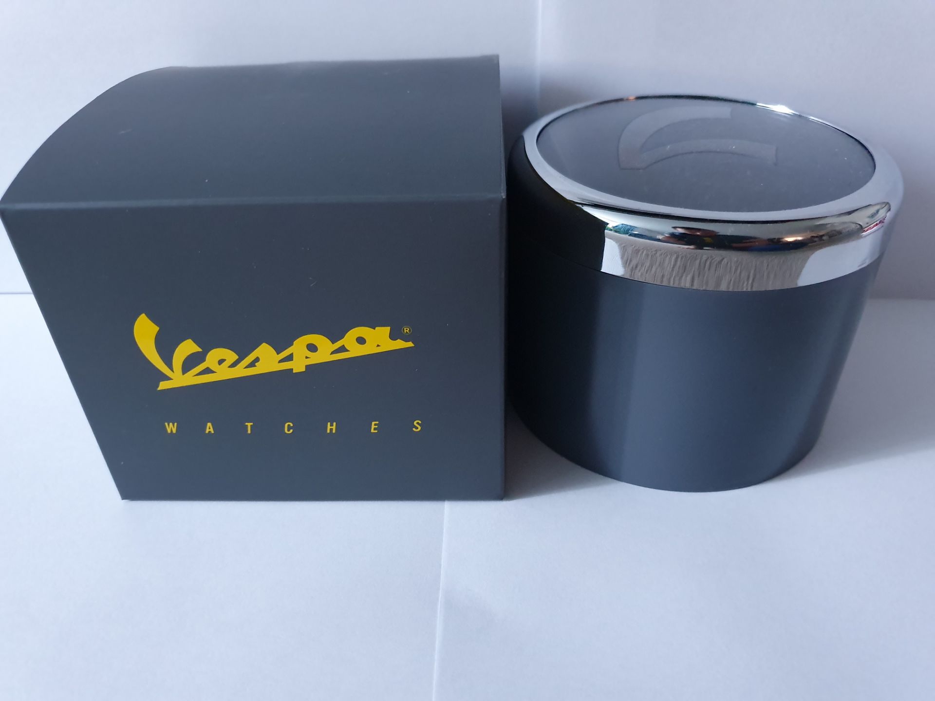 Vespa watch - Image 2 of 2