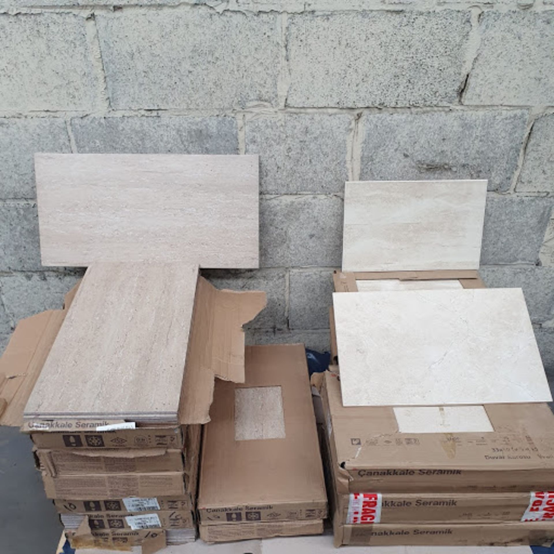 A PALLET OF MIXED WALL TILES - Image 2 of 2