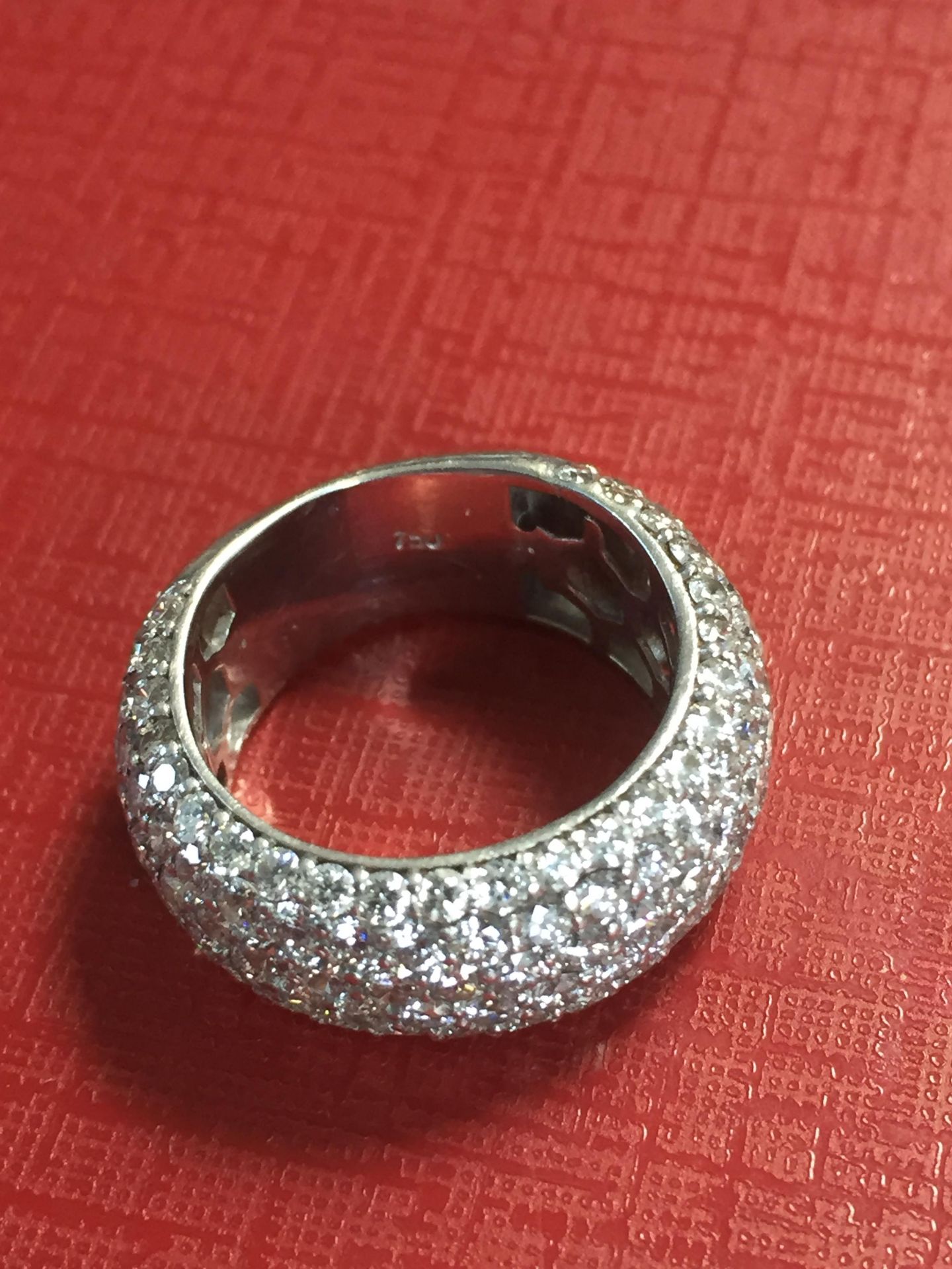 18 ct White Gold Ring with Diamond Cluster