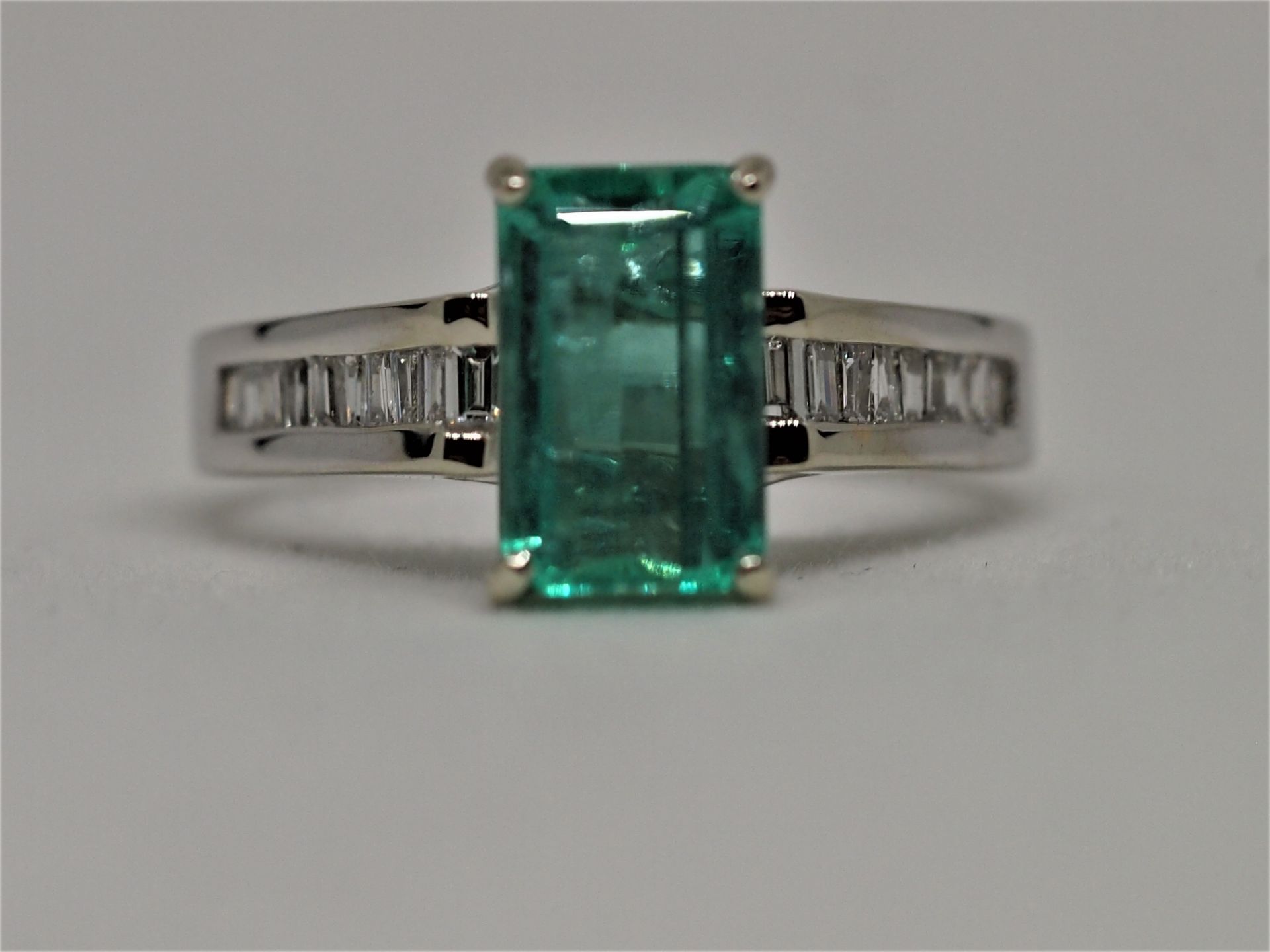 Certified 2.03ct Natural Muzo Colombia Emerald and Diamonds 18K White Gold Ring - Image 2 of 11