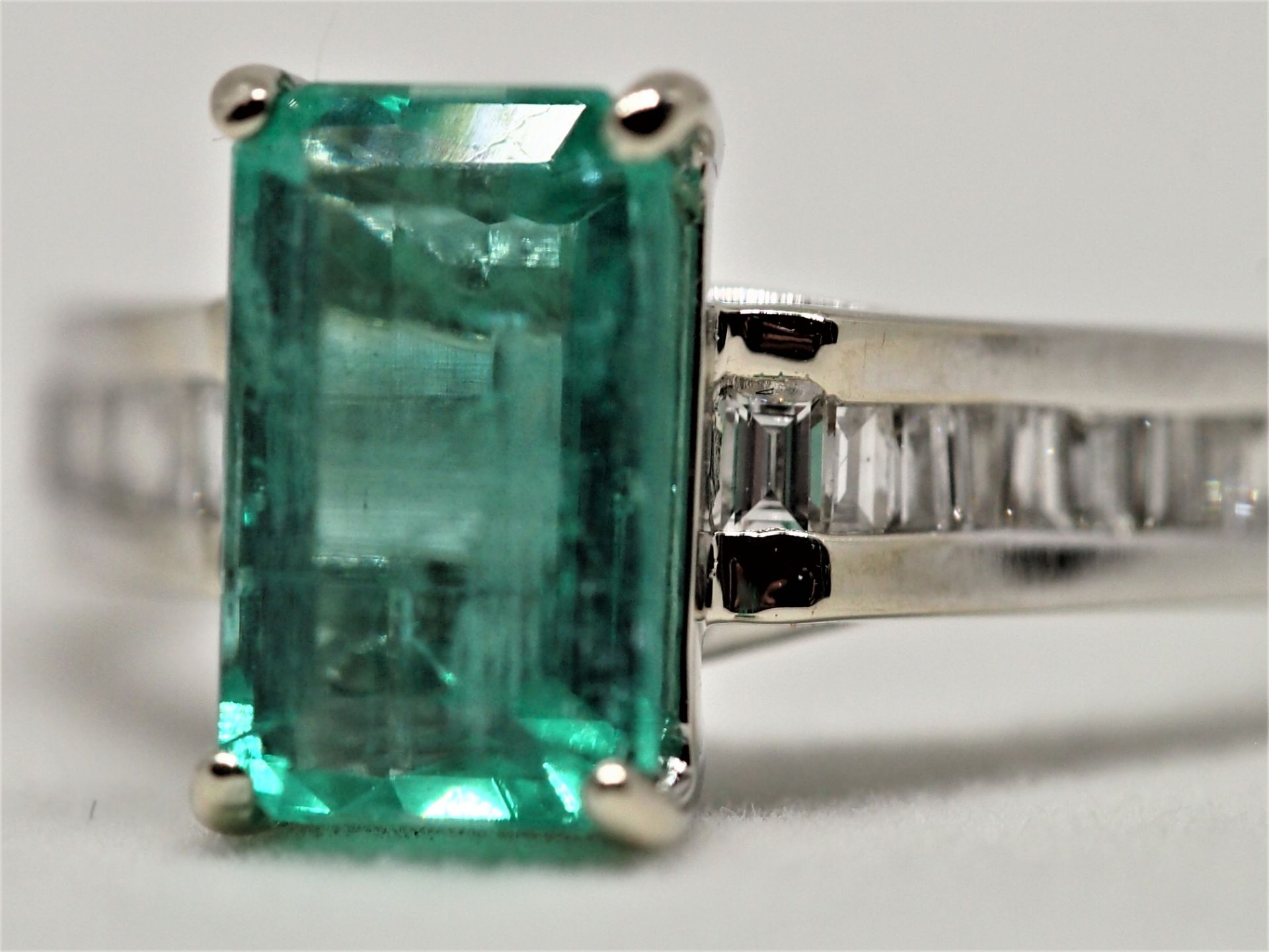 Certified 2.03ct Natural Muzo Colombia Emerald and Diamonds 18K White Gold Ring - Image 5 of 11