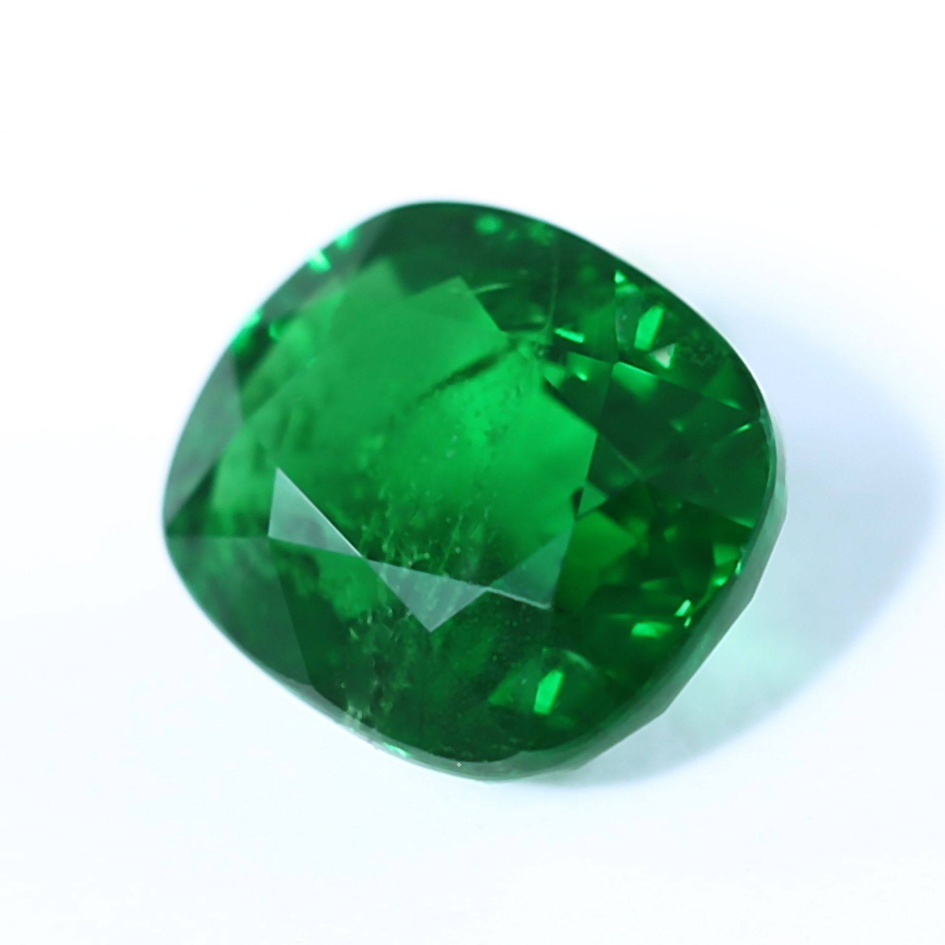 GIA Certified 4.02 ct. Tsavorite Garnet - Untreated - KENYA, EAST AFRICA - Image 4 of 7