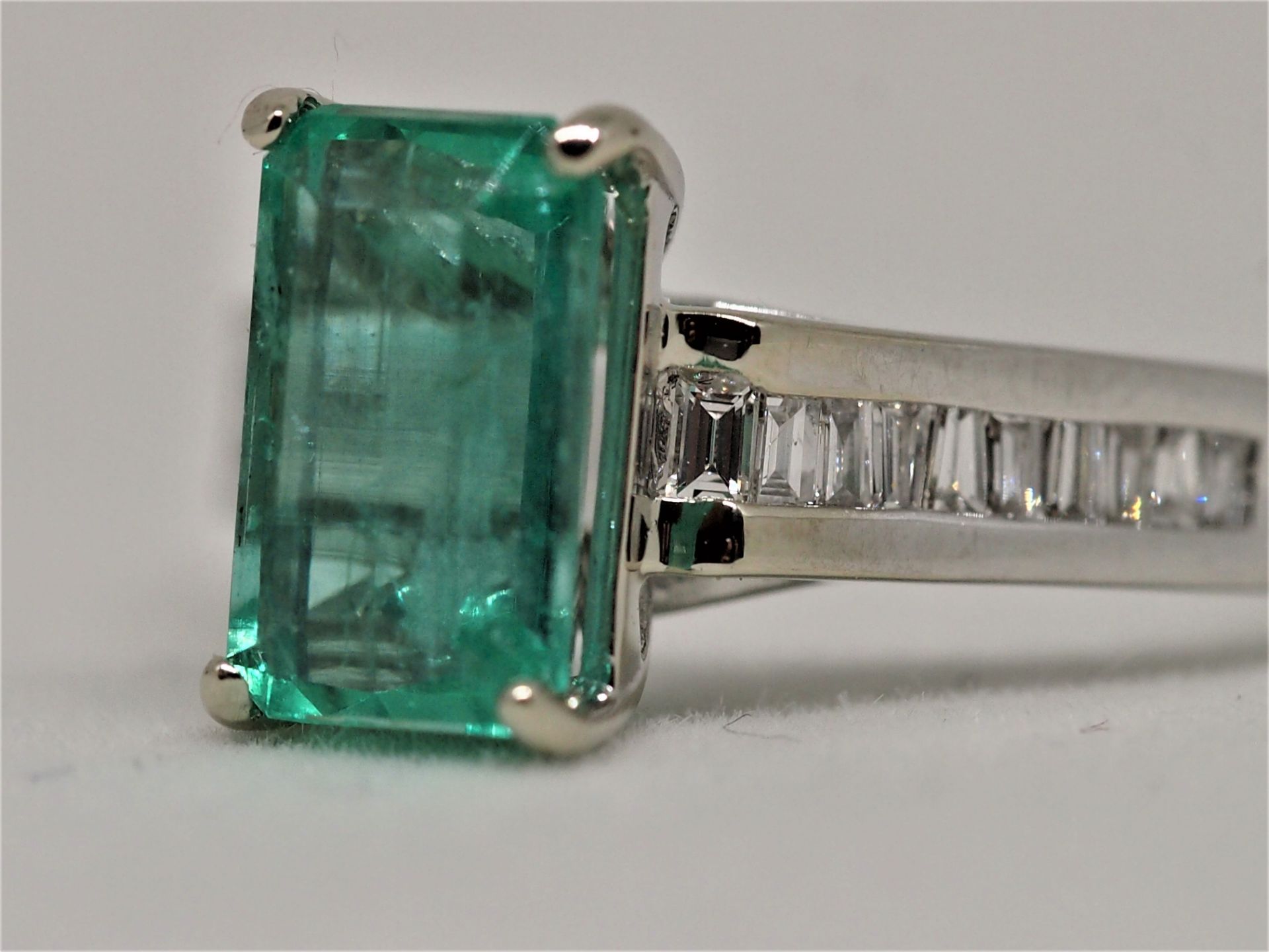 Certified 2.03ct Natural Muzo Colombia Emerald and Diamonds 18K White Gold Ring - Image 9 of 11