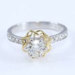 18 K / 750 White & Yellow Gold Solitaire Diamond Ring with side Diamonds