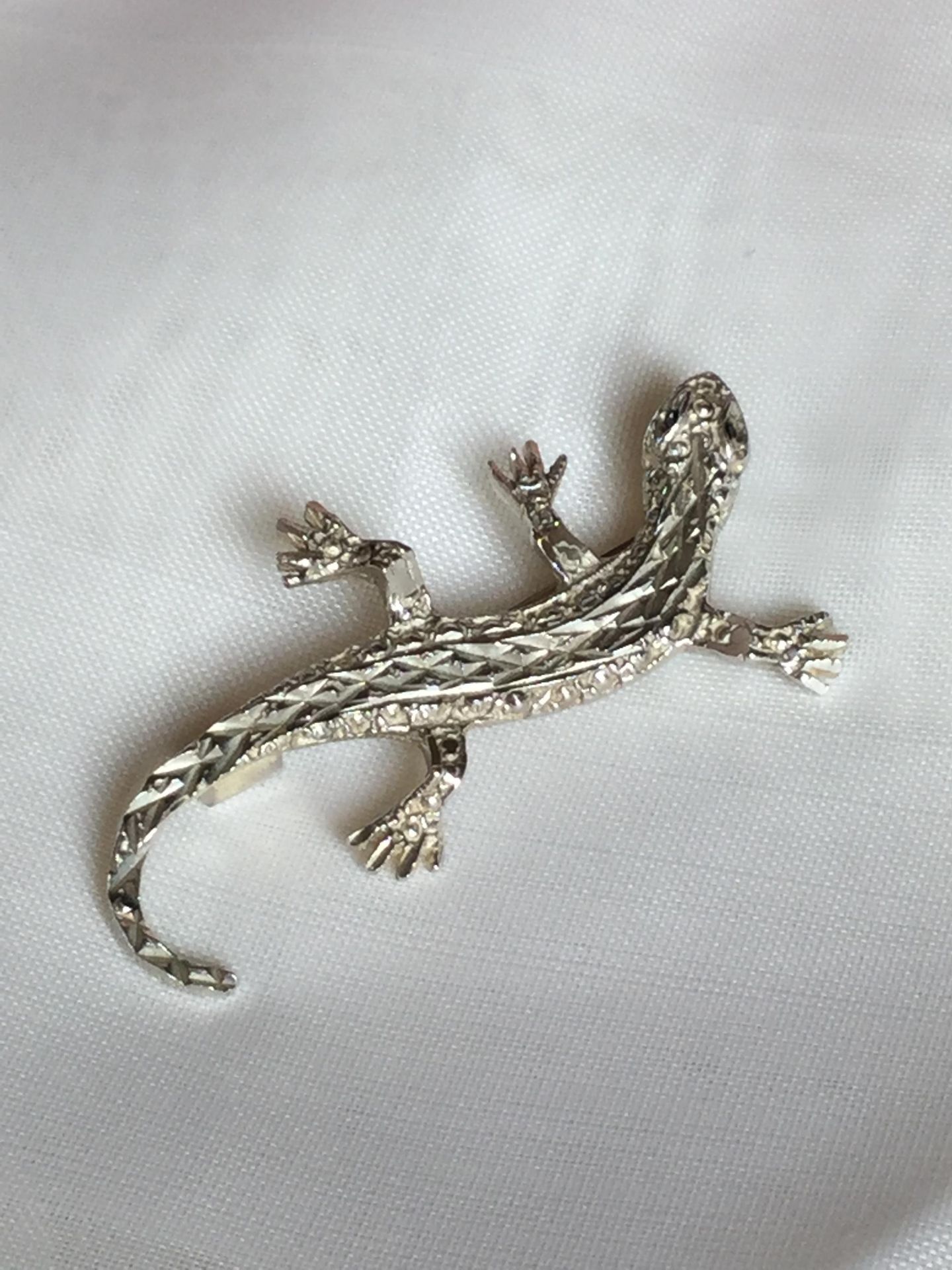 Silver Vintage Lizard Brooch with sparkly onyx eyes 4.10 grams - Image 5 of 7