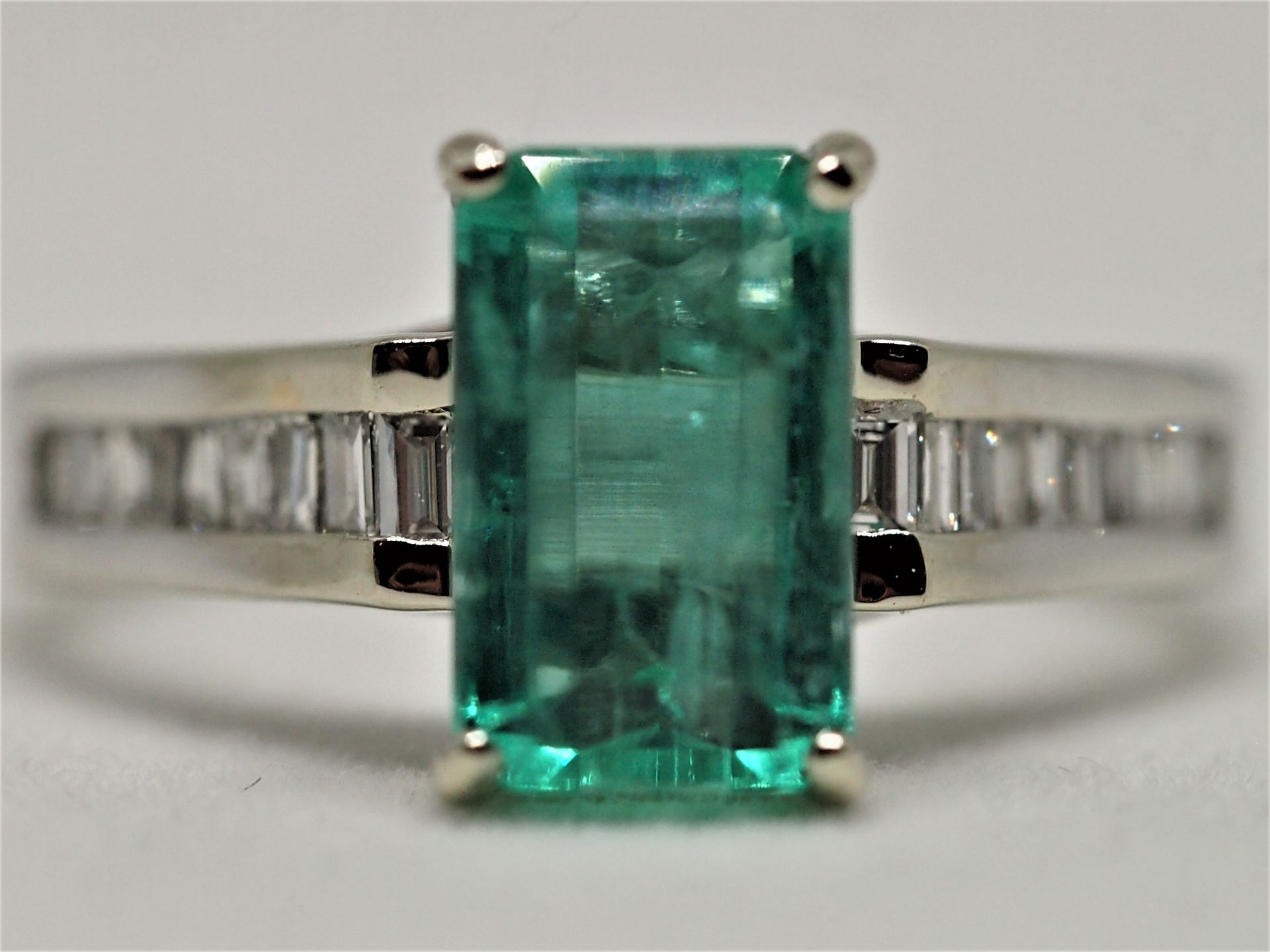 Certified 2.03ct Natural Muzo Colombia Emerald and Diamonds 18K White Gold Ring - Image 3 of 11