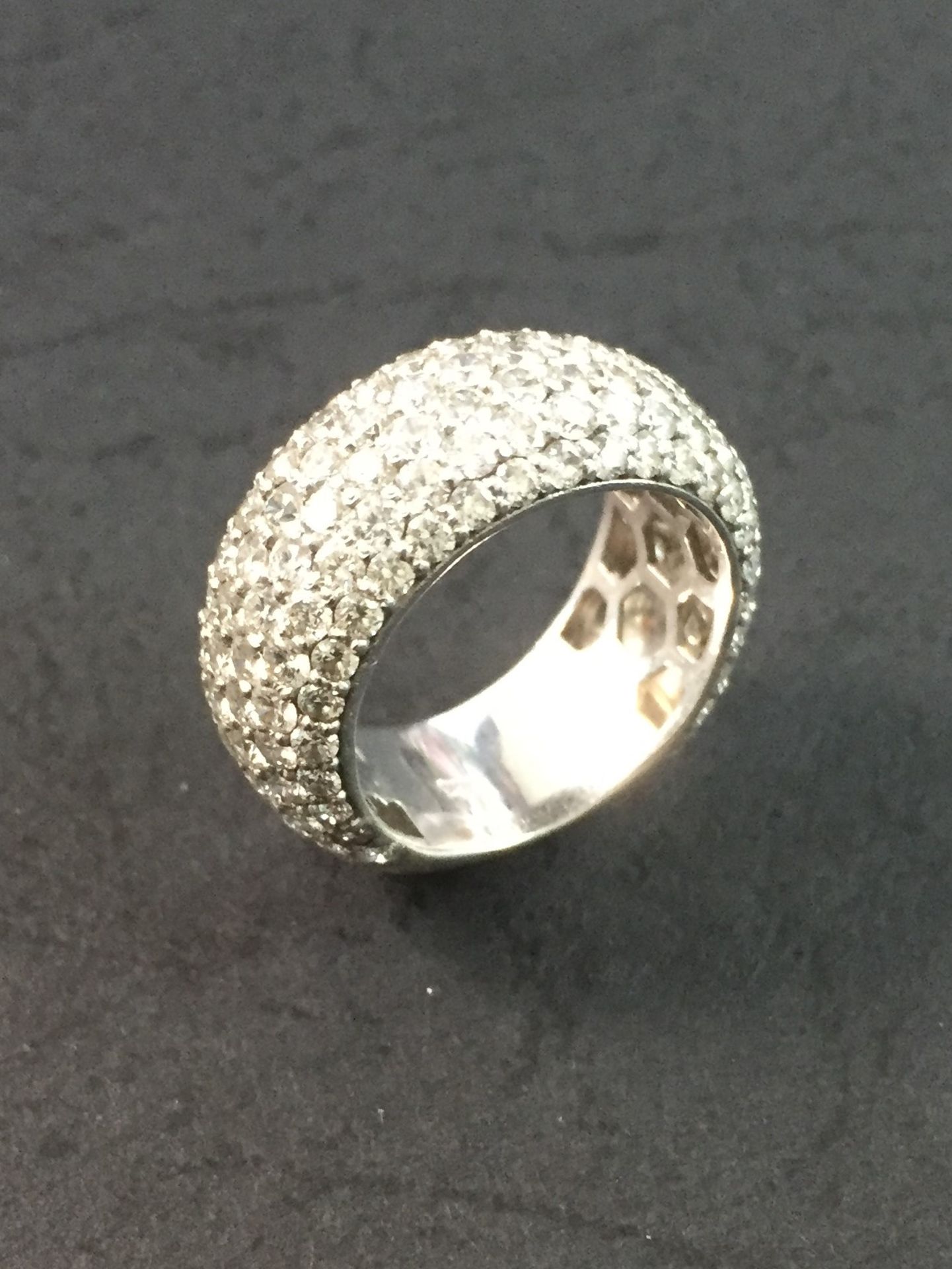 18 ct White Gold Ring with Diamond Cluster - Image 3 of 4