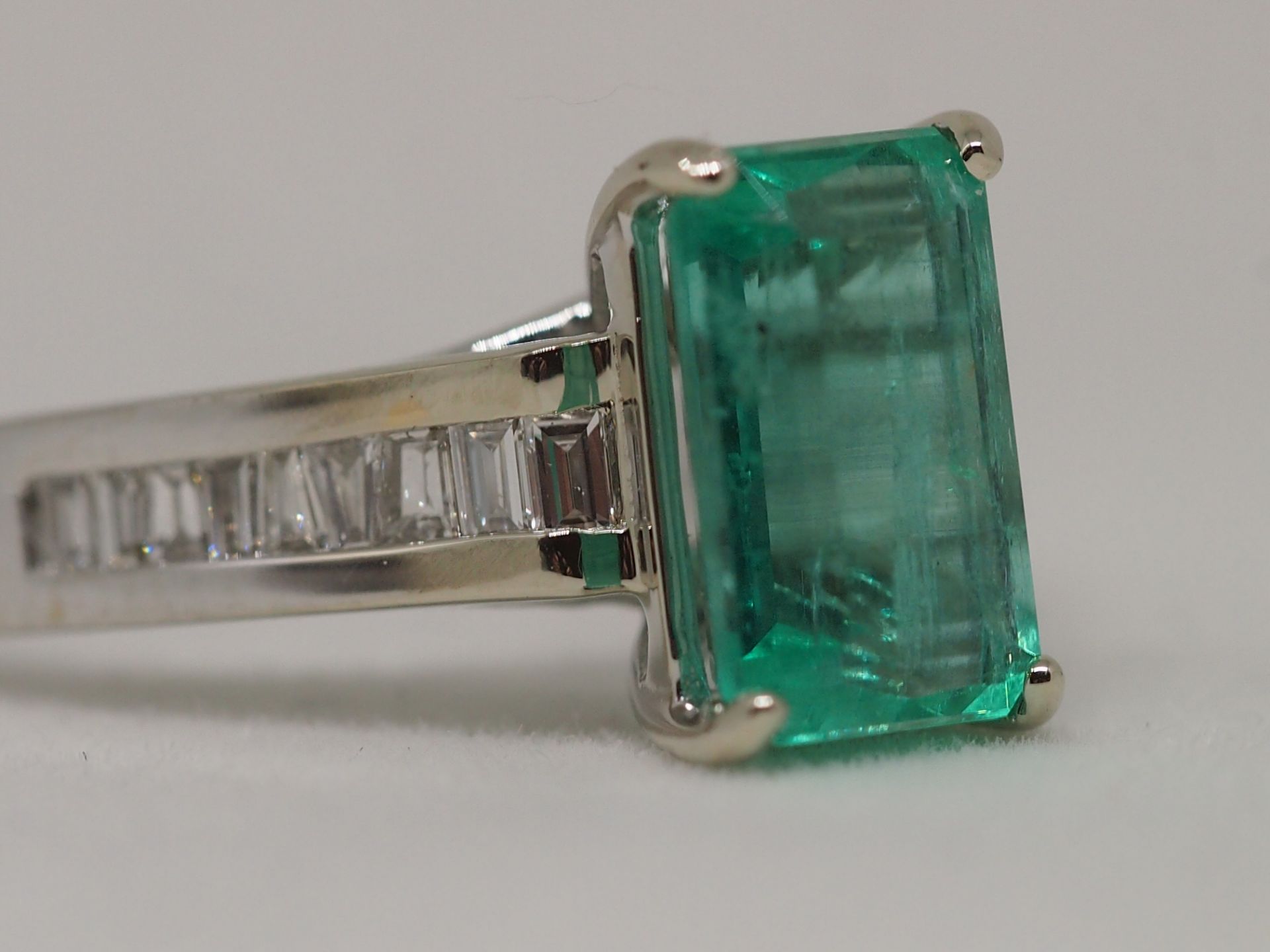 Certified 2.03ct Natural Muzo Colombia Emerald and Diamonds 18K White Gold Ring - Image 8 of 11