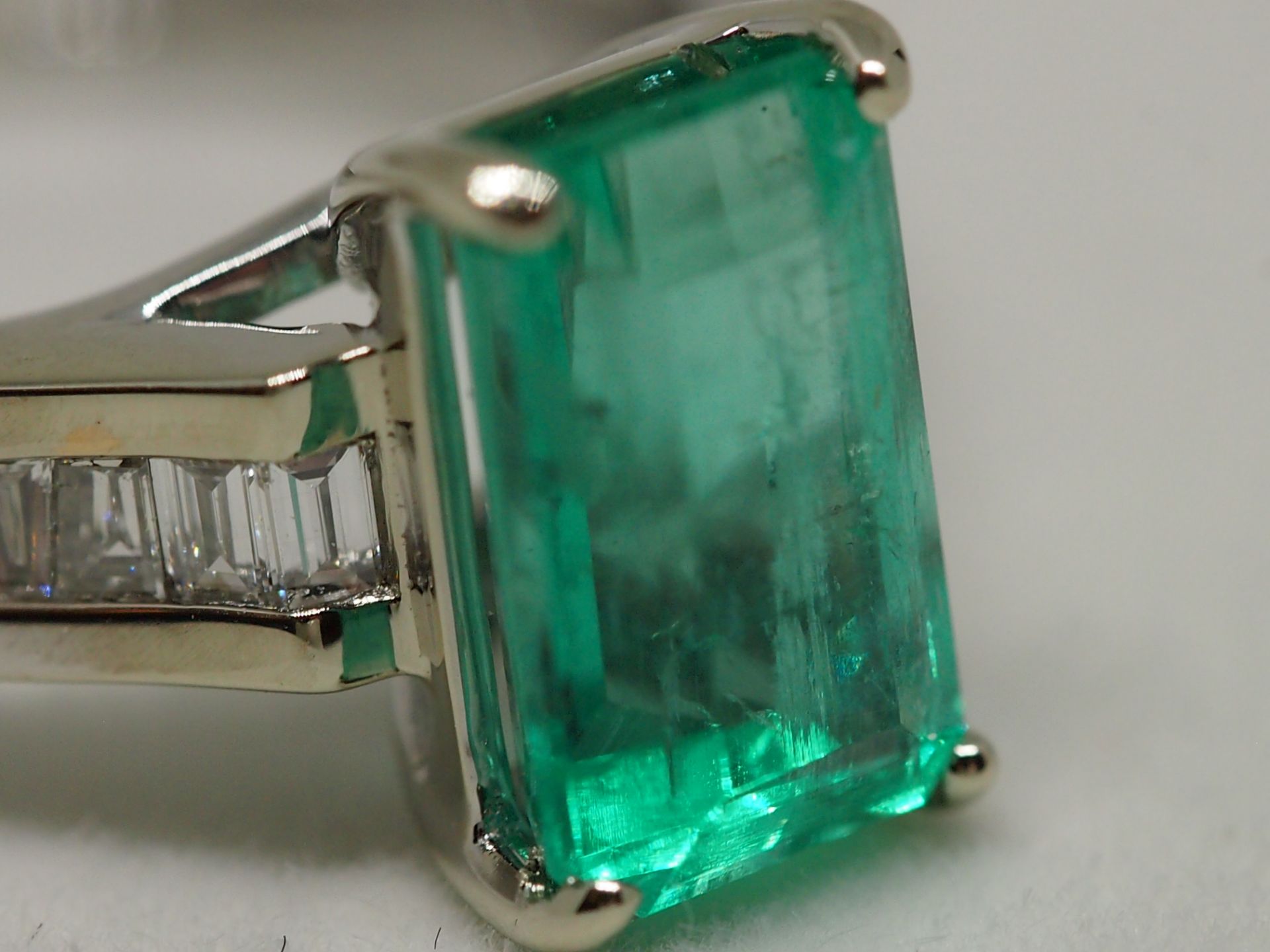 Certified 2.03ct Natural Muzo Colombia Emerald and Diamonds 18K White Gold Ring - Image 6 of 11