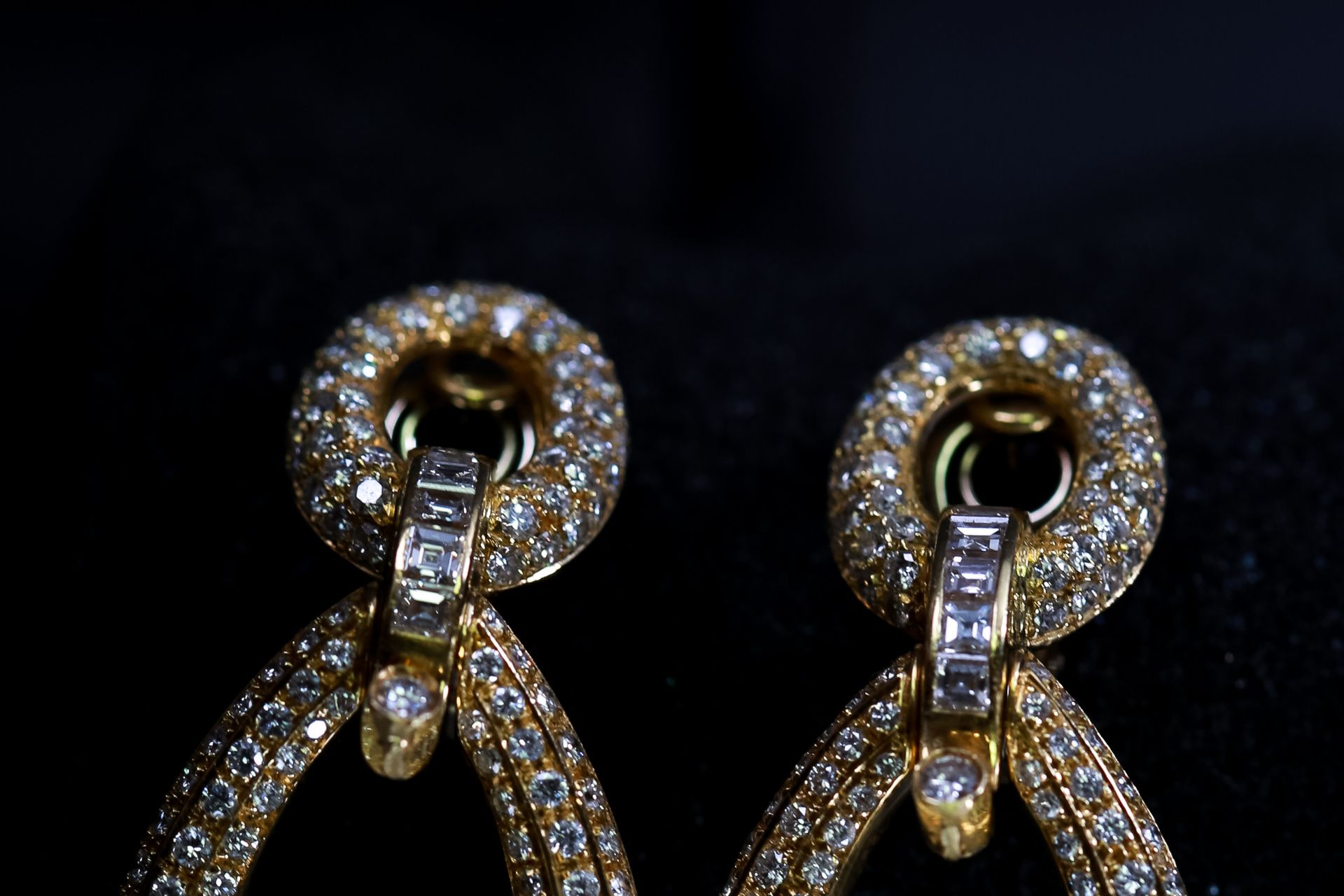 Beautiful Bespoke pendant earrings, 18k yellow gold, set with 4.6cts of VS clarity diamonds