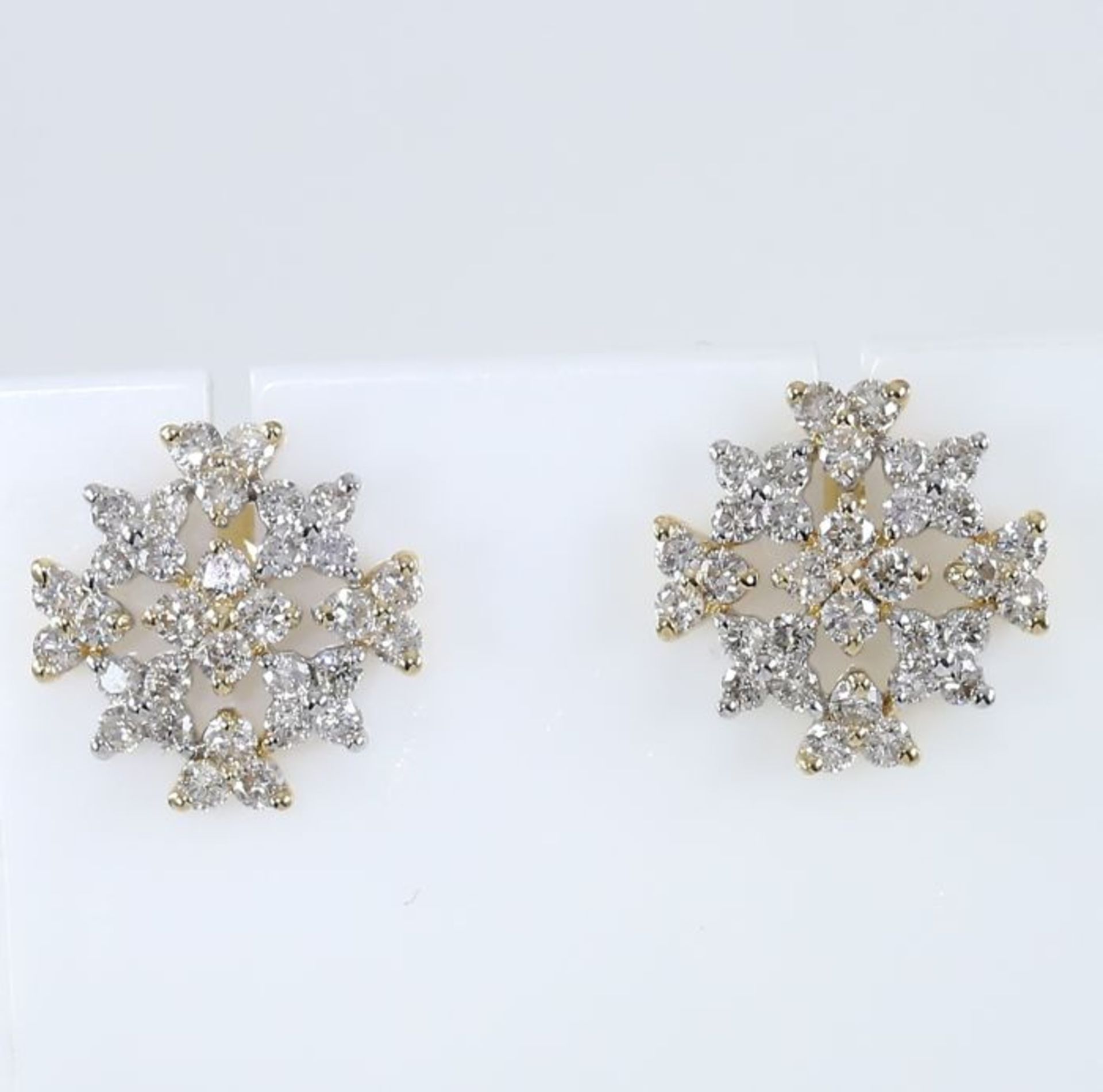 IGI Certified 18 K / 750 Yellow Gold Diamond Earrings - Image 3 of 8