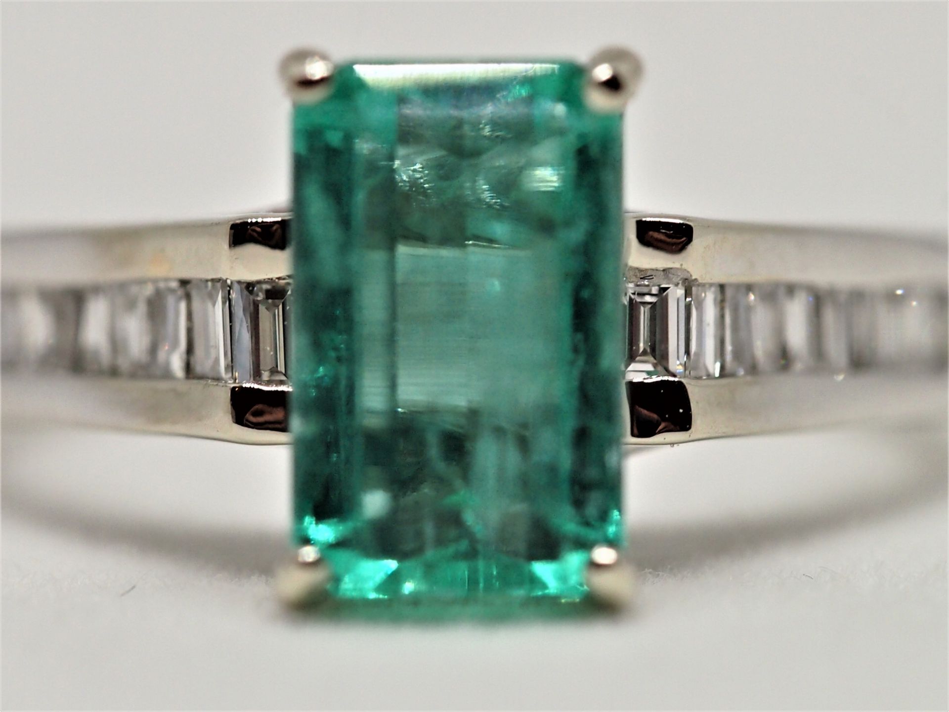 Certified 2.03ct Natural Muzo Colombia Emerald and Diamonds 18K White Gold Ring - Image 4 of 11