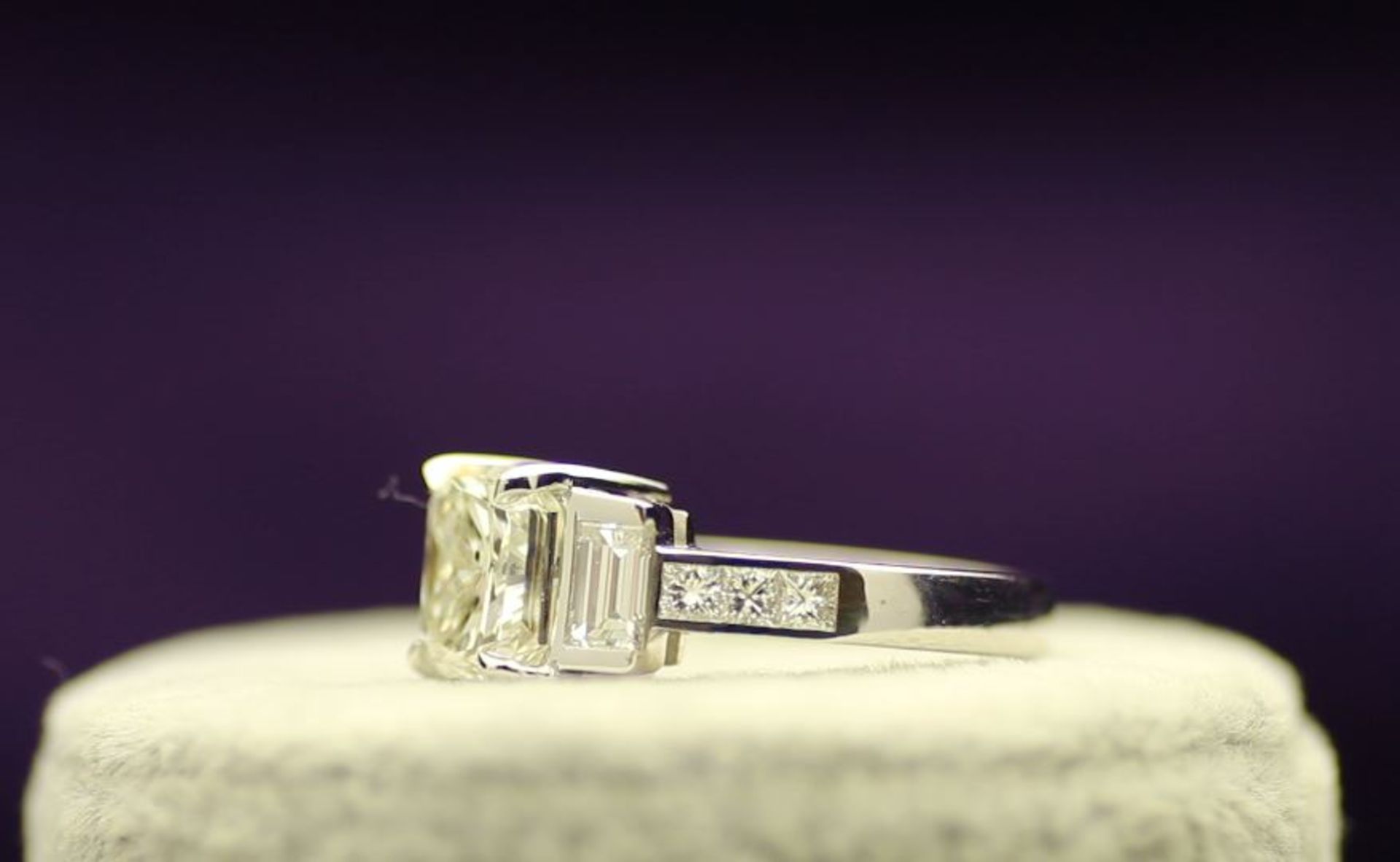 18k White Gold Single Stone Prong Set With Stone Set Shoulders Diamond Ring 5.22 - Image 2 of 4