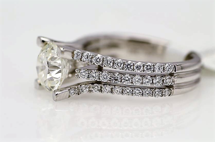 18k White Gold Single Stone Prong Set With Stone Set Shoulders Diamond Ring 3.10 - Image 2 of 3