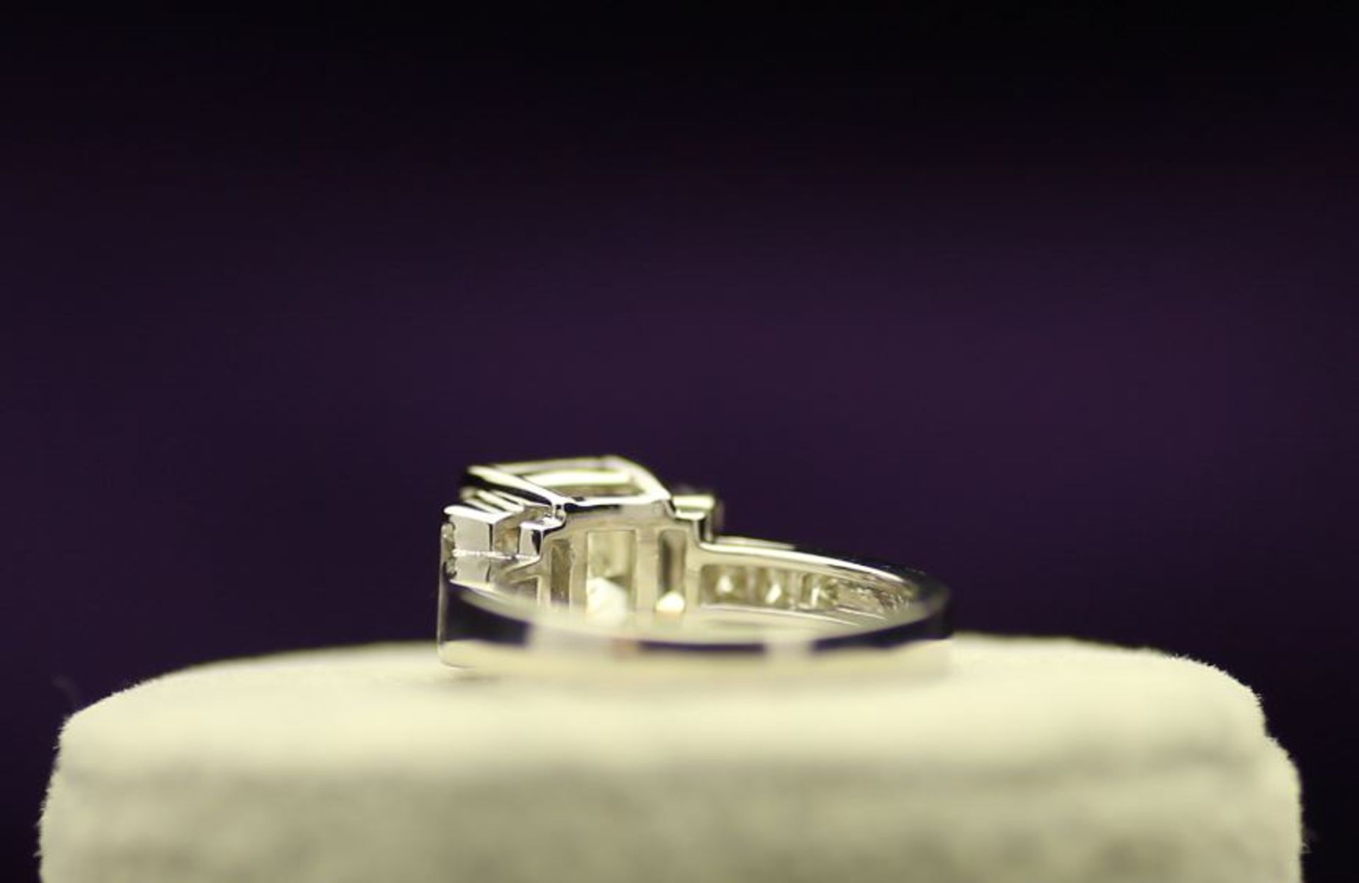 18k White Gold Single Stone Prong Set With Stone Set Shoulders Diamond Ring 5.22 - Image 3 of 4