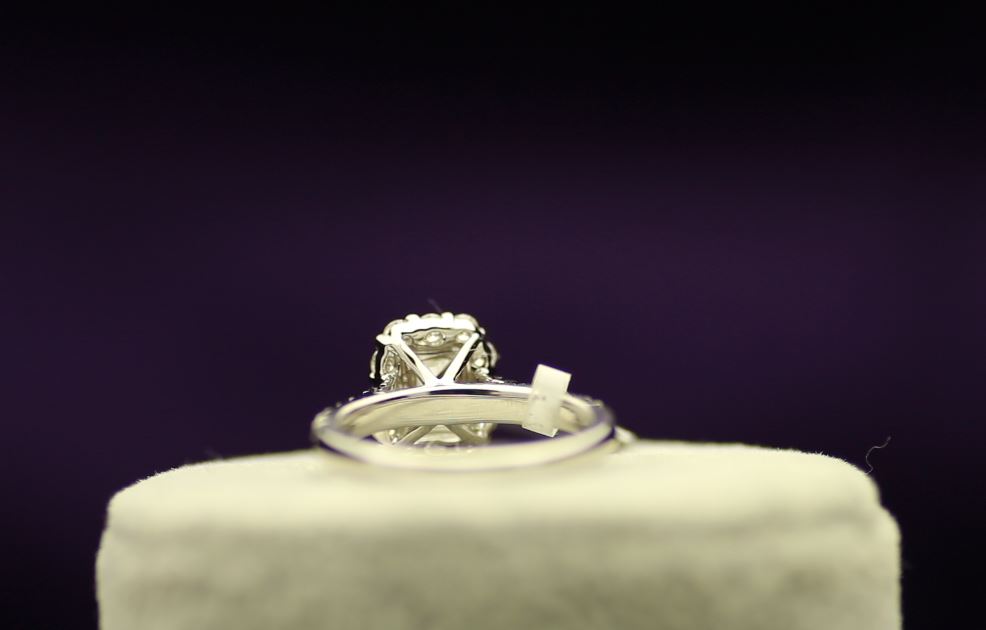 18k White Gold Single Stone With Halo Setting Ring 1.57 - Image 3 of 4