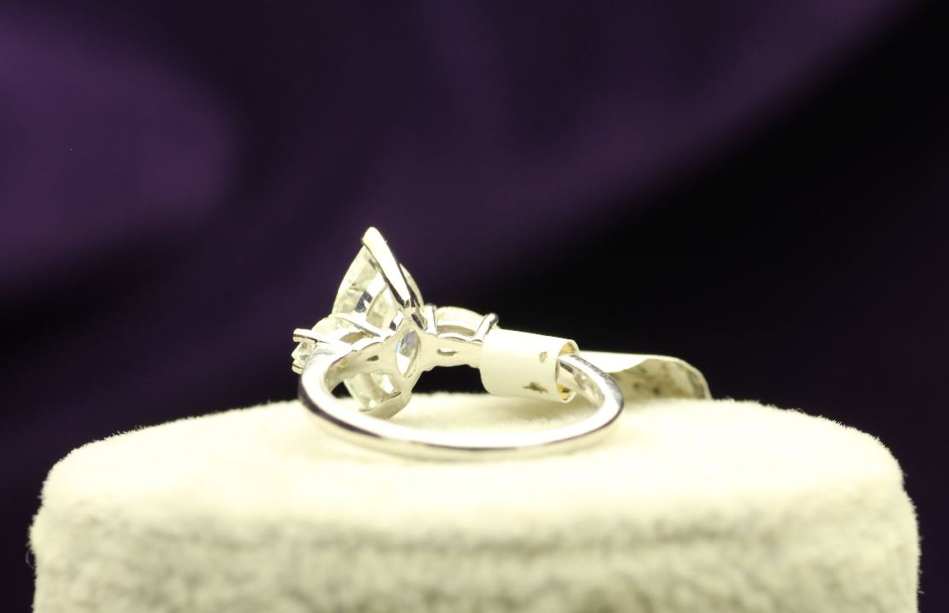 18k White Gold Three Stone Claw Set Diamond Ring 2.51 - Image 3 of 4