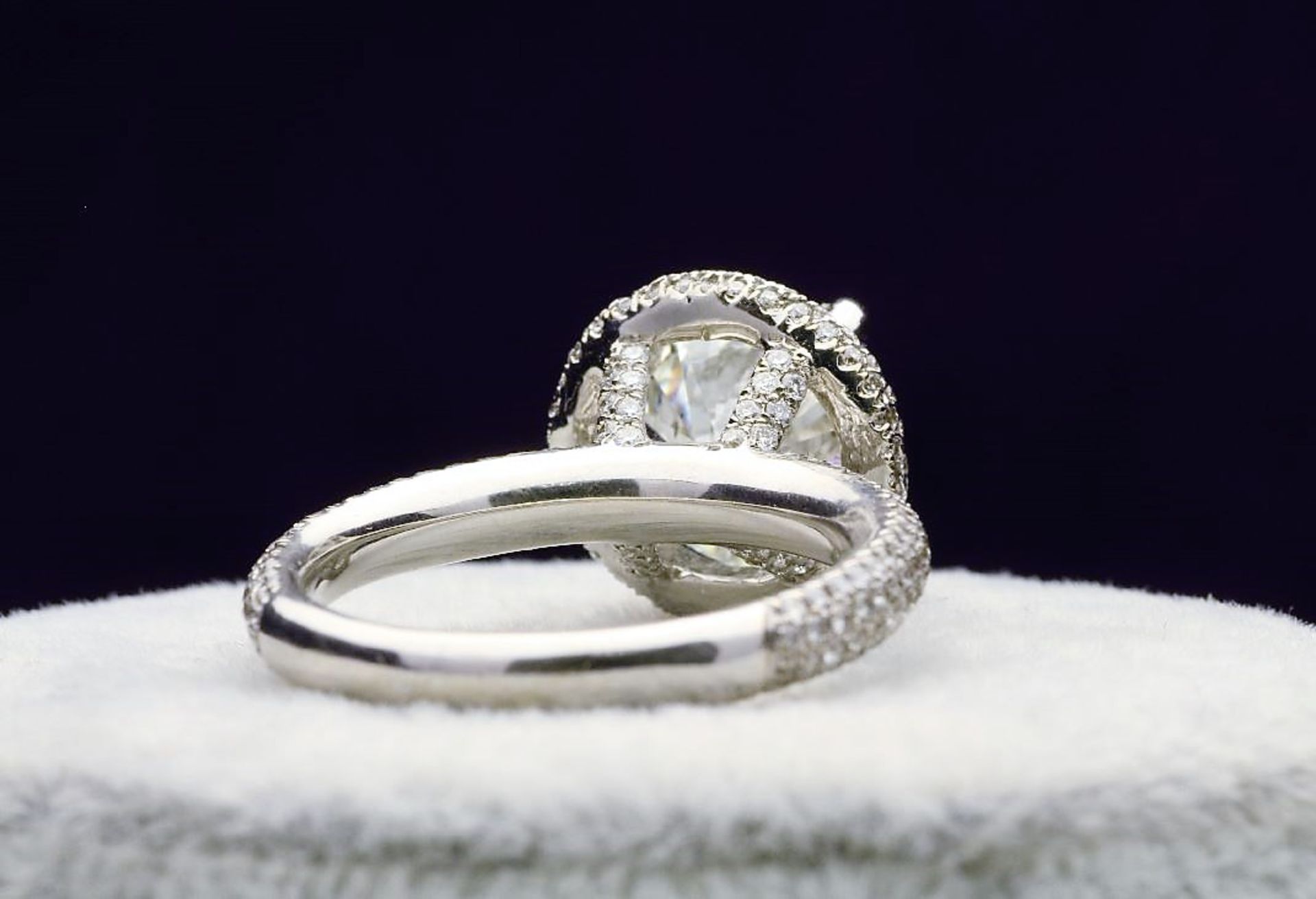 18k White Gold Single Stone With Halo Setting Ring 4.60 - Image 4 of 5