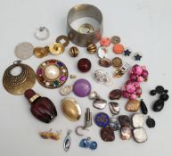 Vintage Retro Parcel of Costume Jewellery and Other Odds. Part of a recent Estate Clearance.