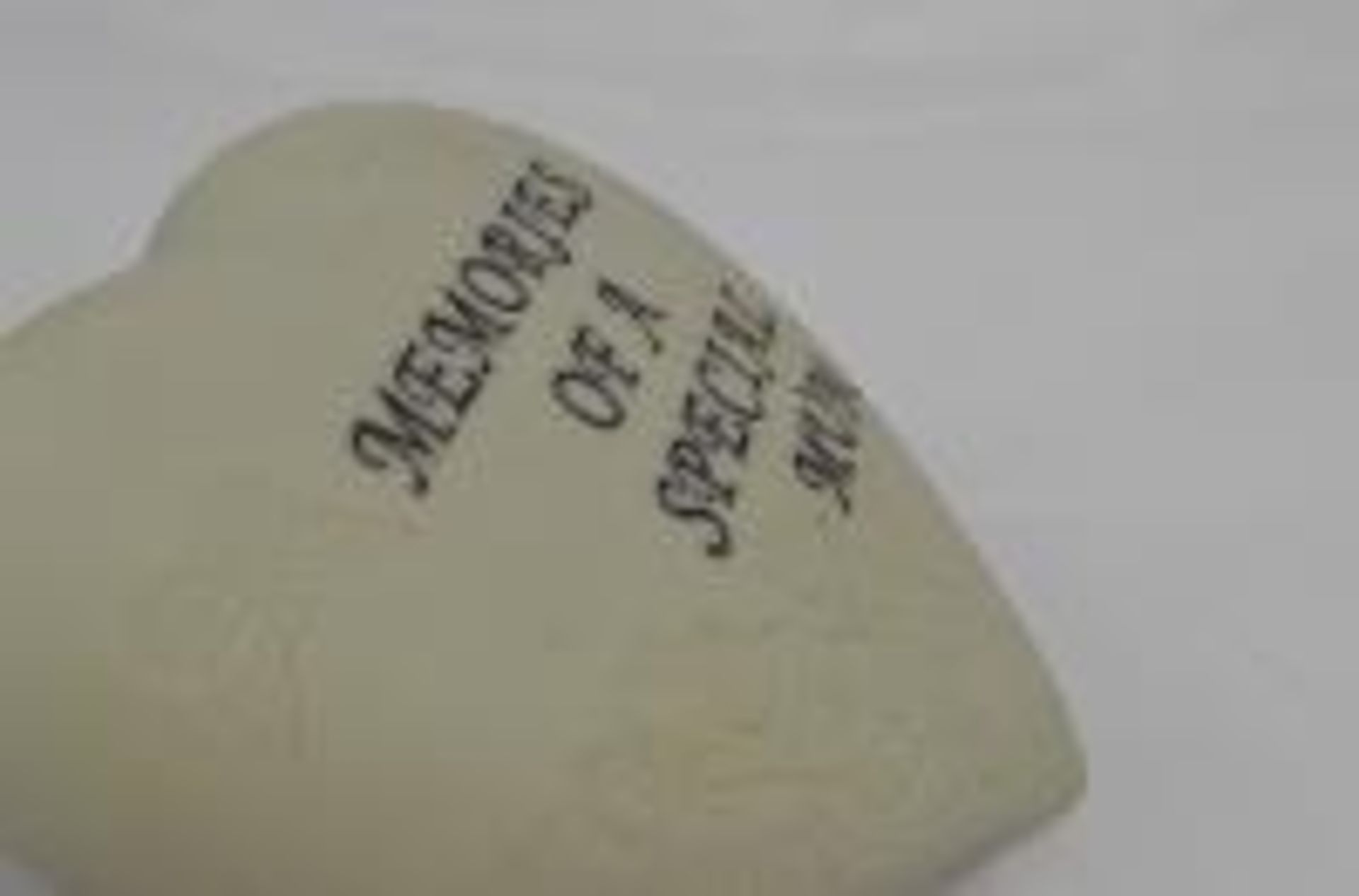 New & Sealed Packaging – Special Mum Memorial Heart - 30 Items - RRP £449.70 - Image 3 of 4