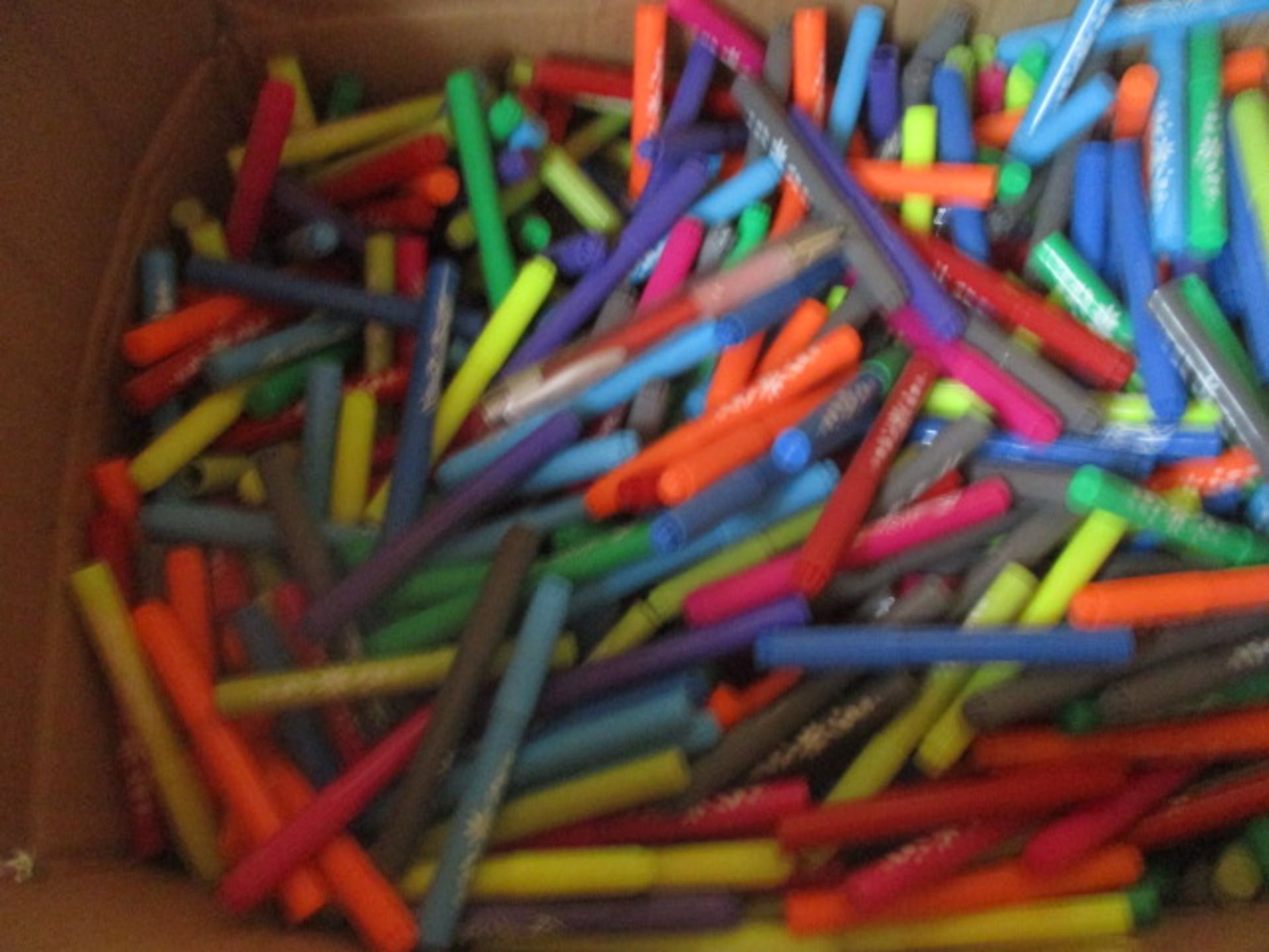 Appx 100pcs assorted Neon markers all new