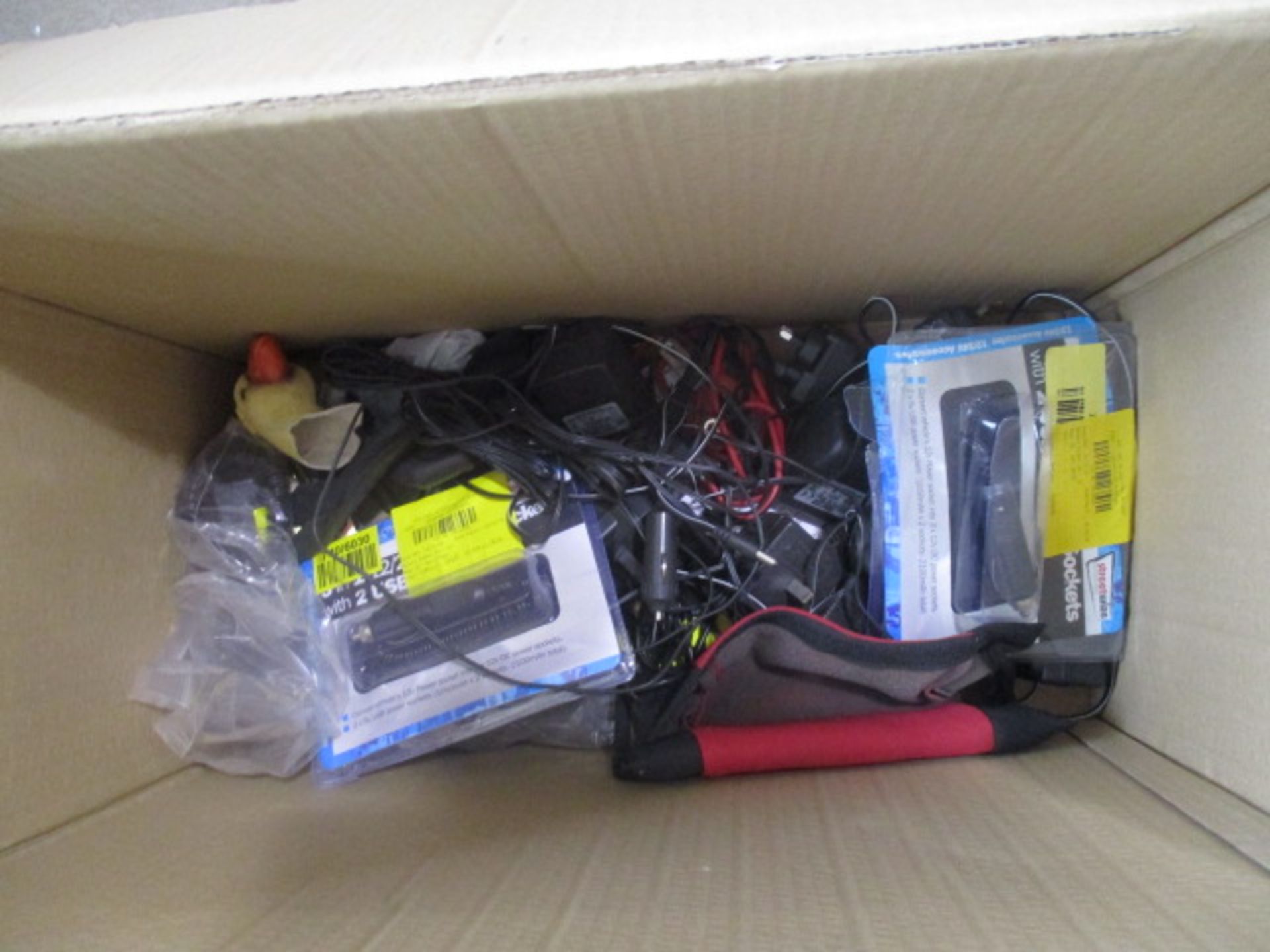 Box of assorted small electrical items