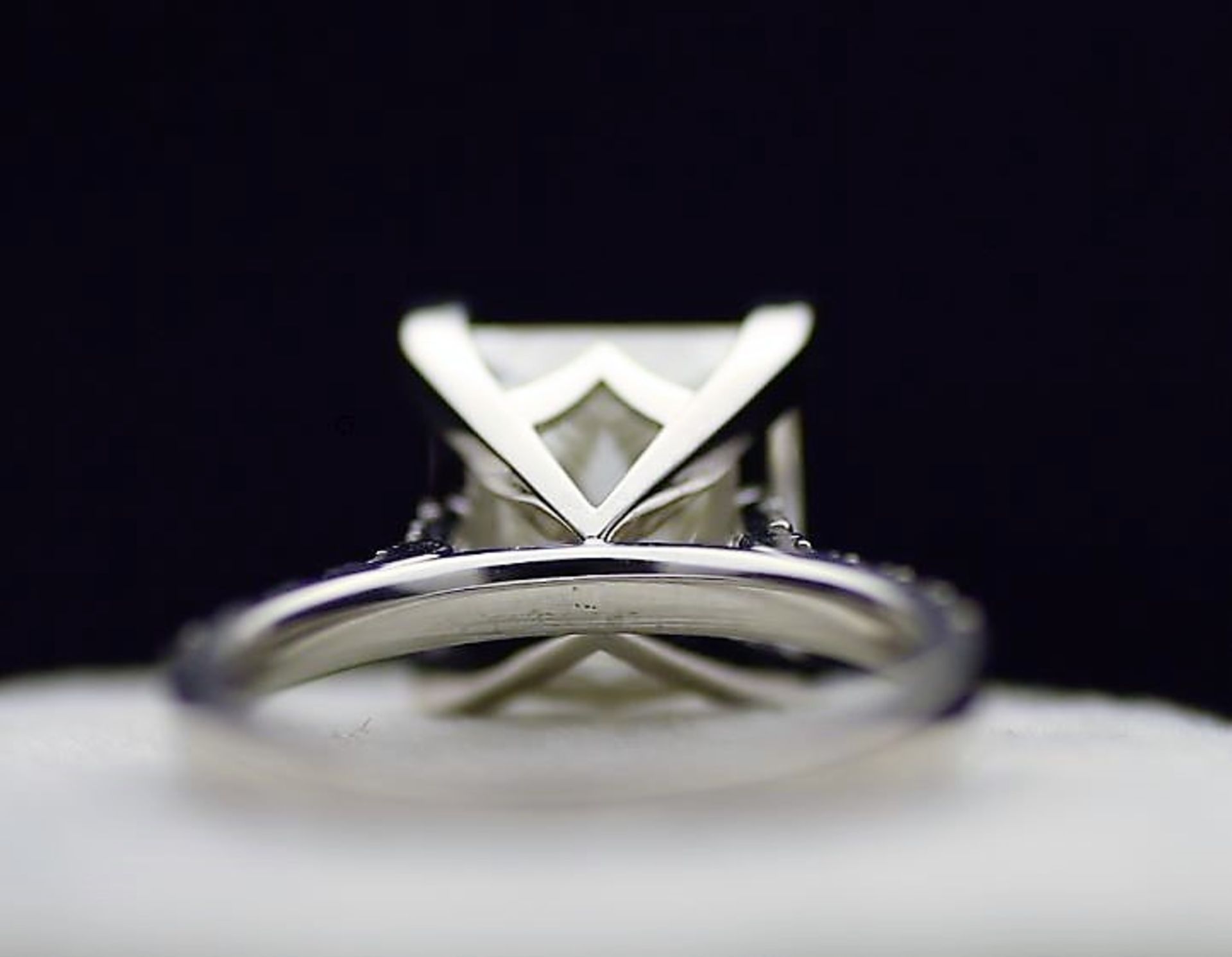 18ct White Gold Single Stone Prong Set With Stone Set Shoulders Diamond Ring 5.00 - Image 3 of 4