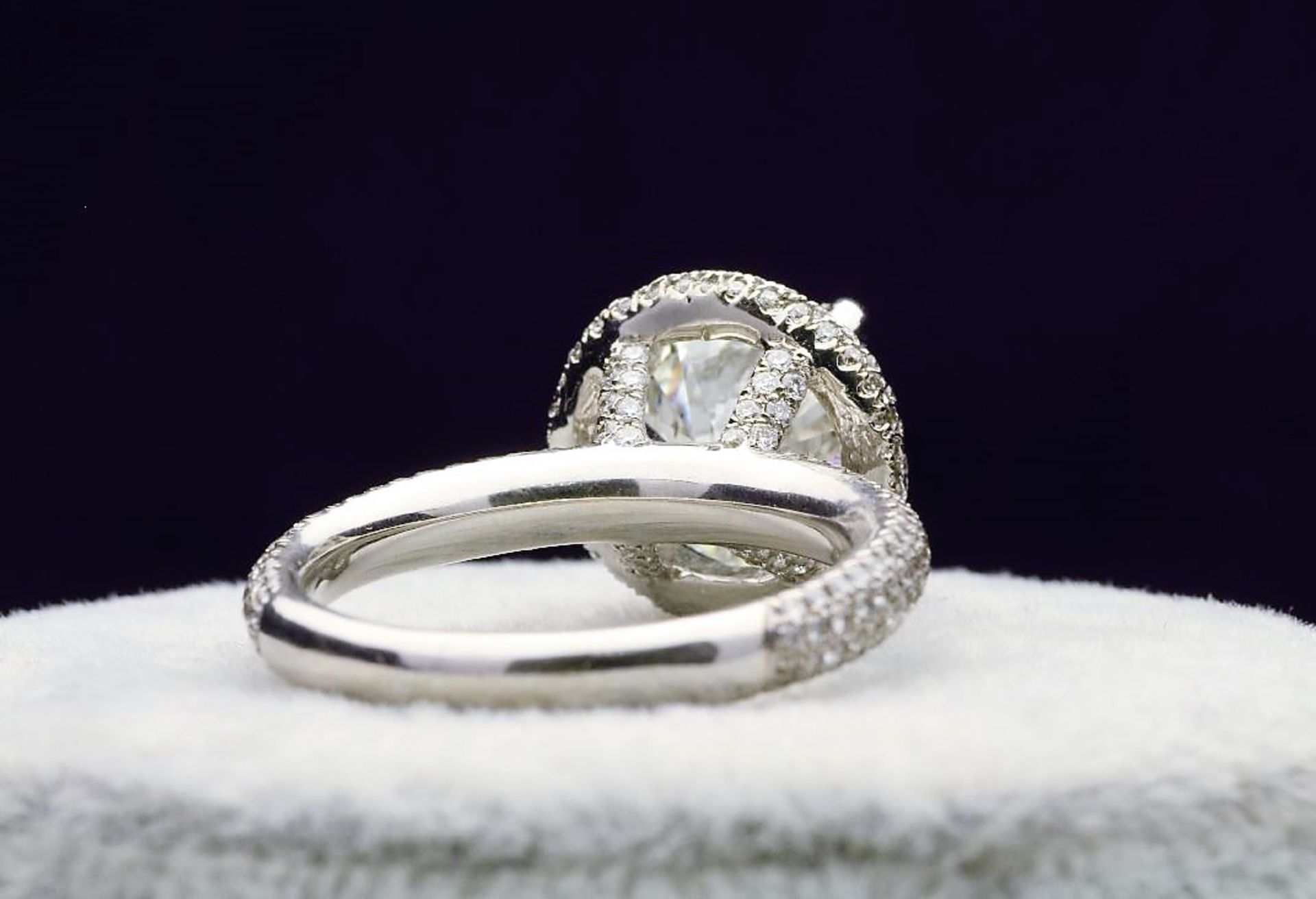 18ct White Gold Single Stone With Halo Setting Ring 4.60 - Image 4 of 5