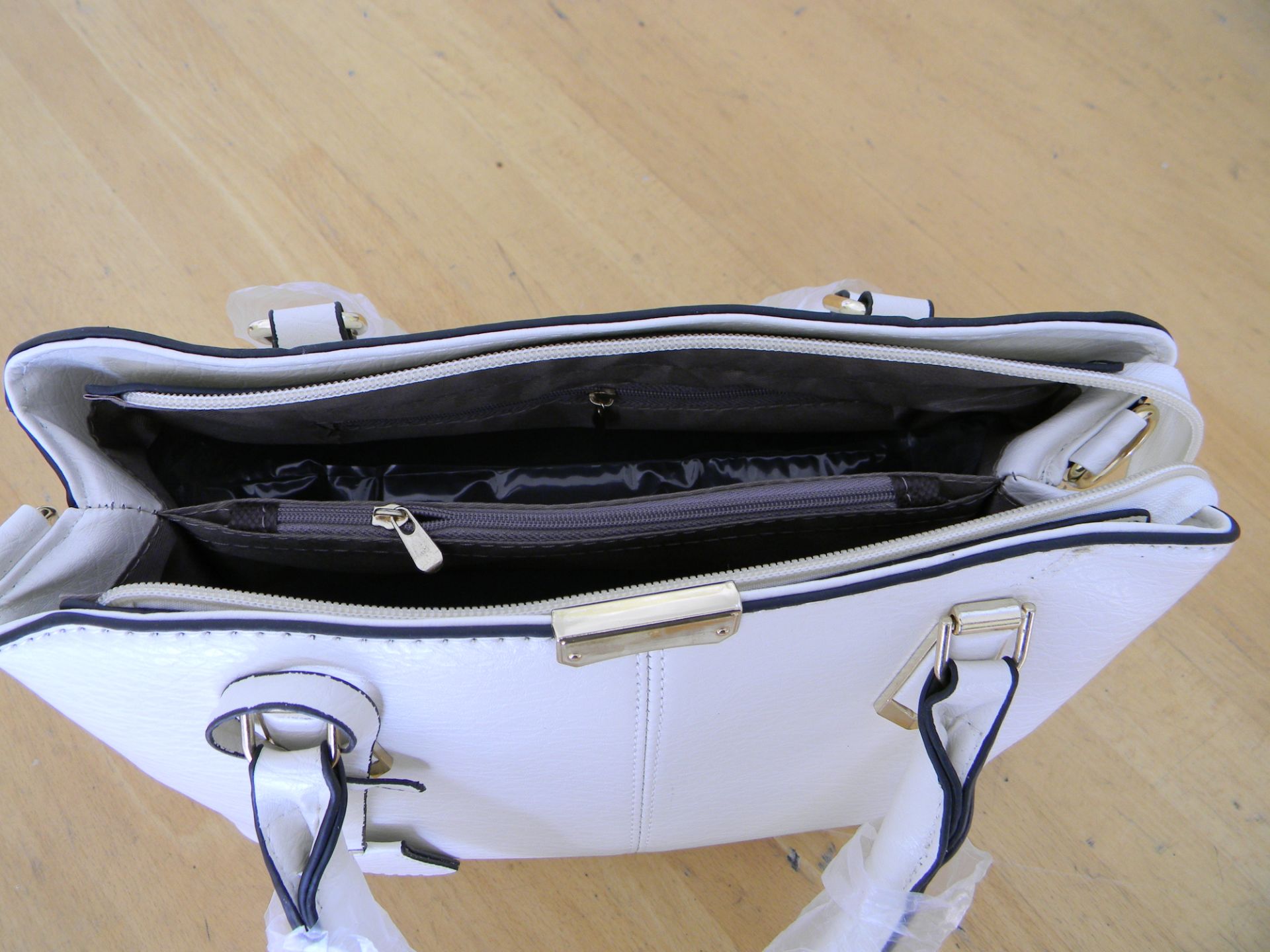 White Handbag Elegant design - Image 4 of 4