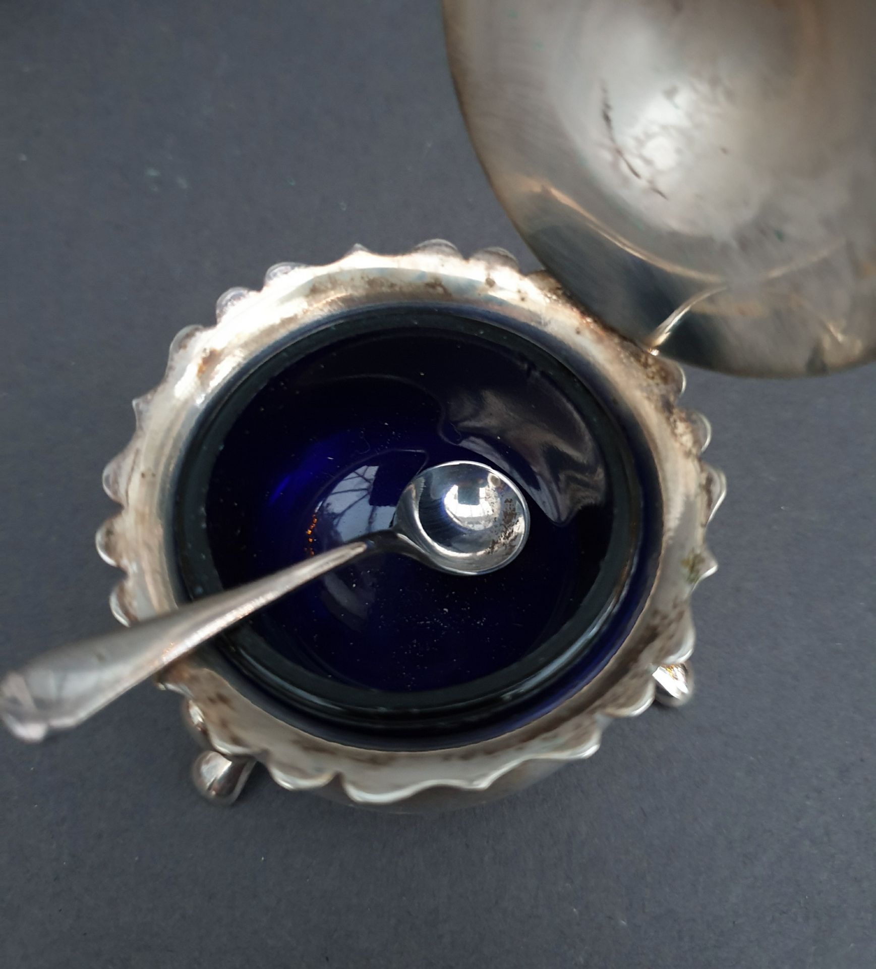 Antique Parcel EPNS Includes EPNS and Onyx Knife Rests Salts With Liners and Mustard Pot With Liner - Image 4 of 5