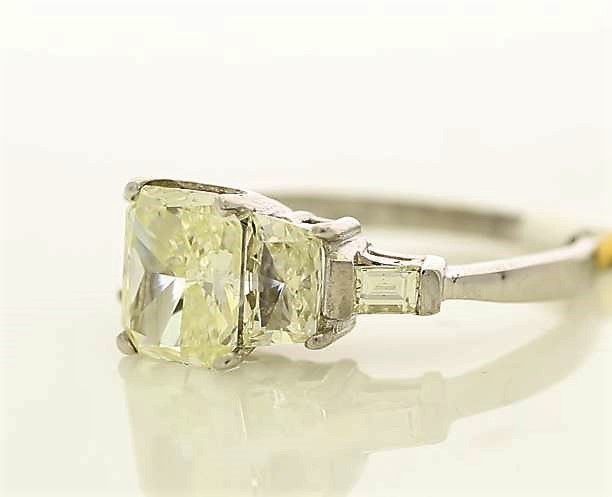 18ct White Gold Three Stone Claw Set Diamond Ring 2.92 - Image 2 of 3