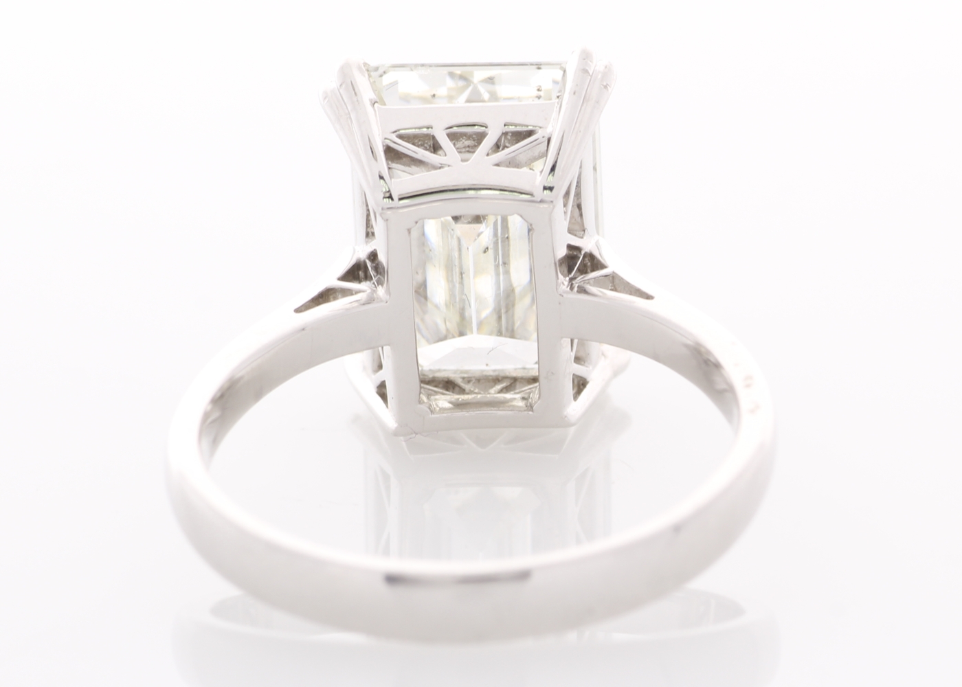 18ct White Gold Single Stone Prong Set Diamond Ring 5.86 Carats - Image 4 of 5