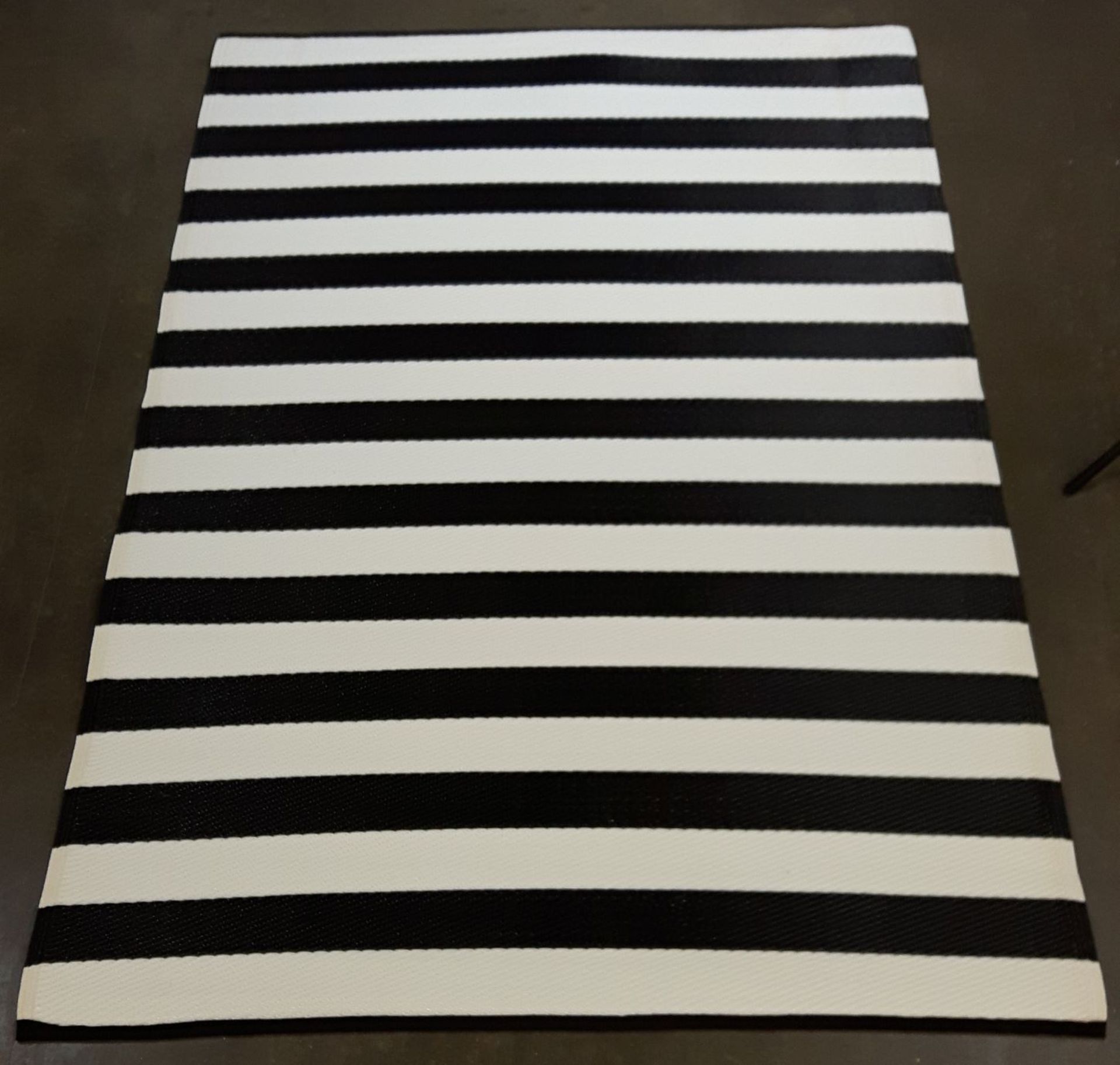 All weather black & white patio / decking / caravan /beach outdoor rugs