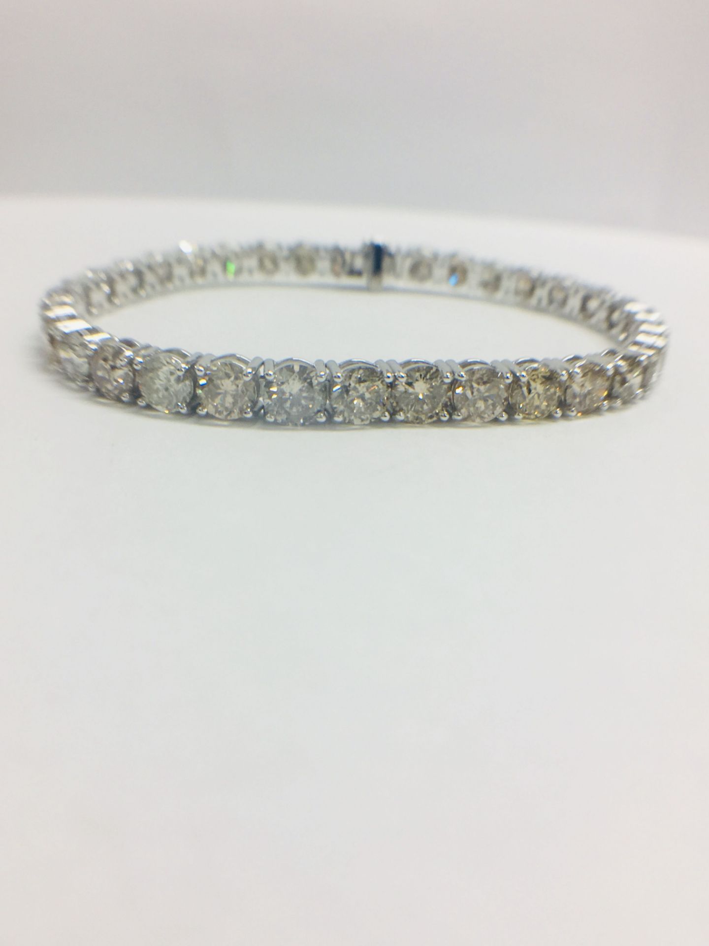 18Ct White Gold Diamond Tennis Bracelet. - Image 12 of 13