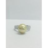 14Ct White Gold Pearl & Diamond Ring.