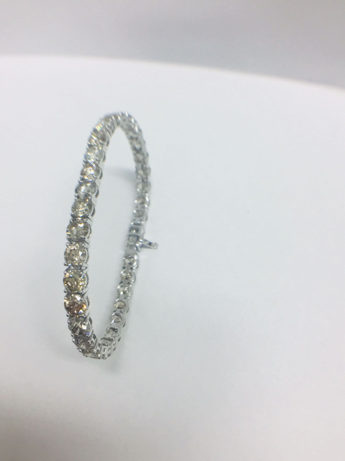 18Ct White Gold Diamond Tennis Bracelet. - Image 7 of 13