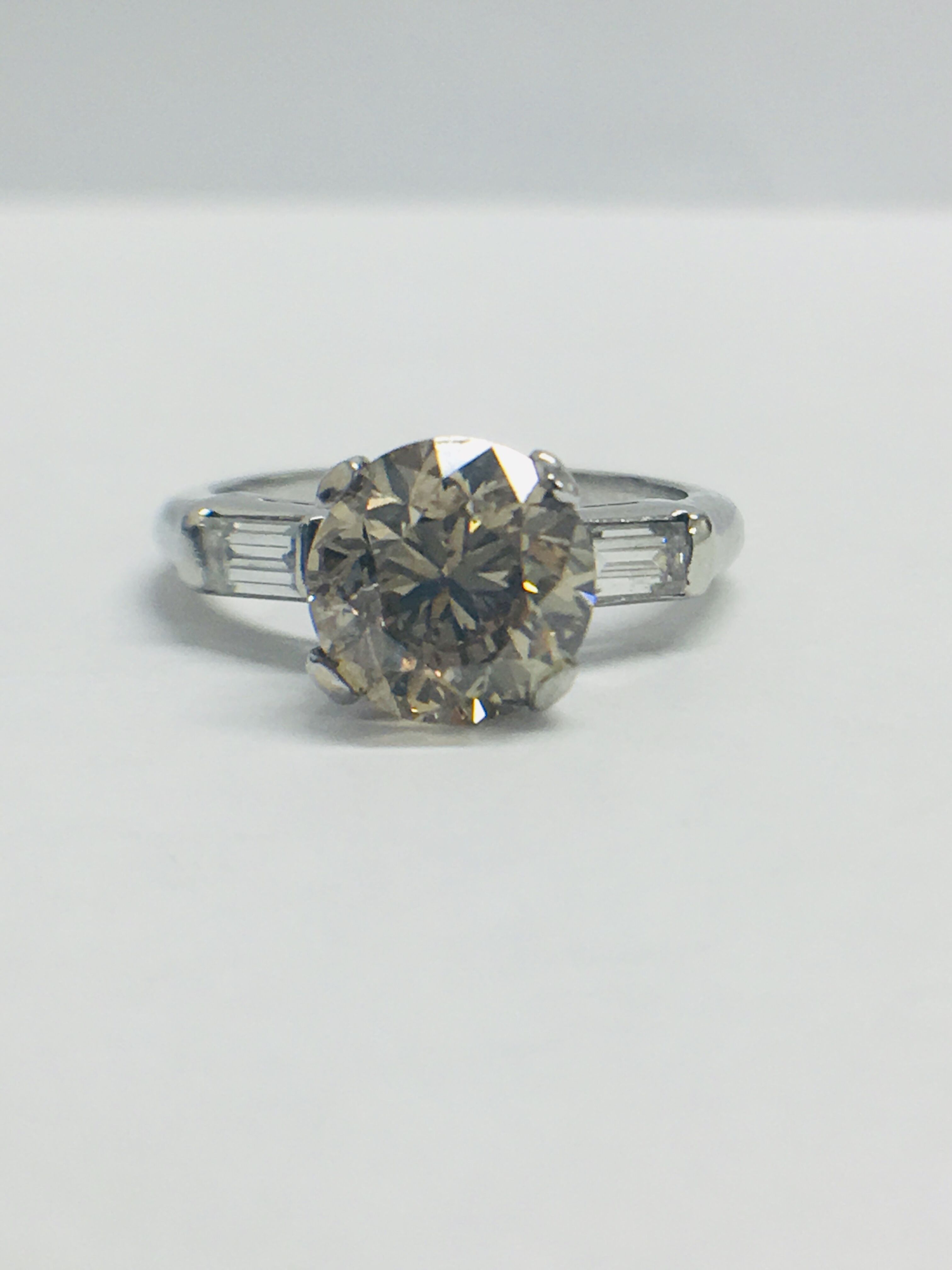 14Ct White Gold Diamond Ring.