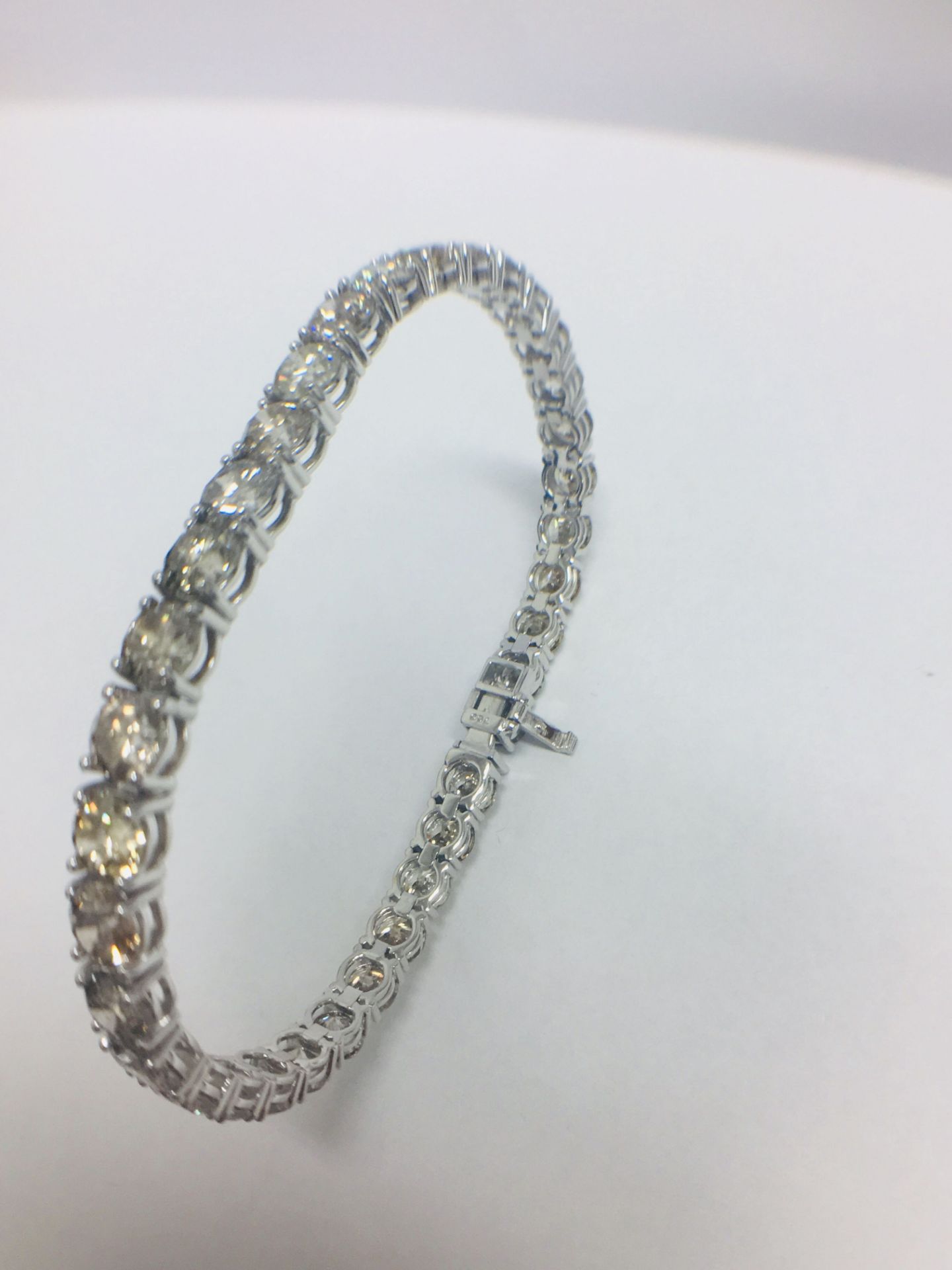 18Ct White Gold Diamond Tennis Bracelet. - Image 8 of 13