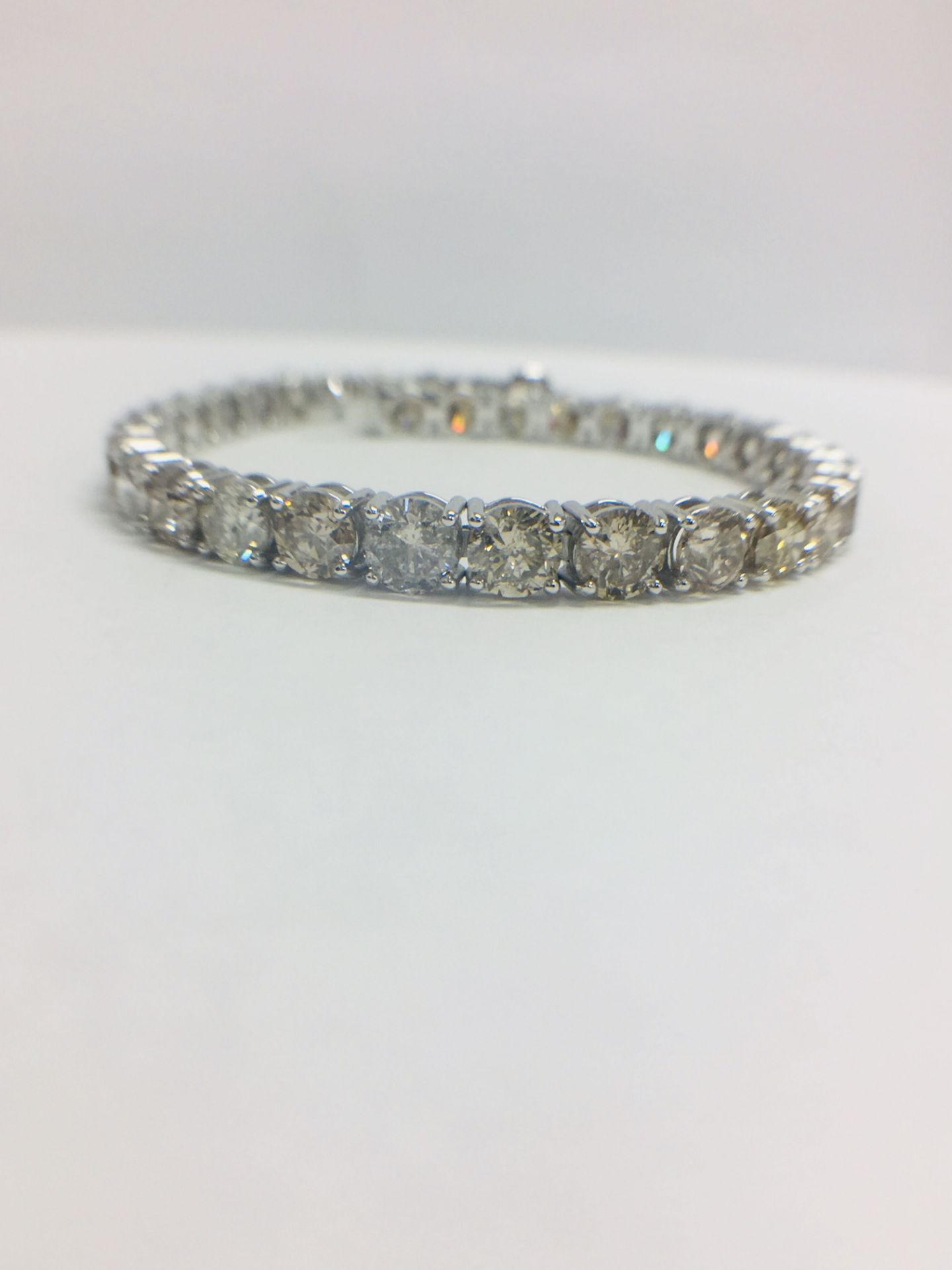 18Ct White Gold Diamond Tennis Bracelet. - Image 5 of 13