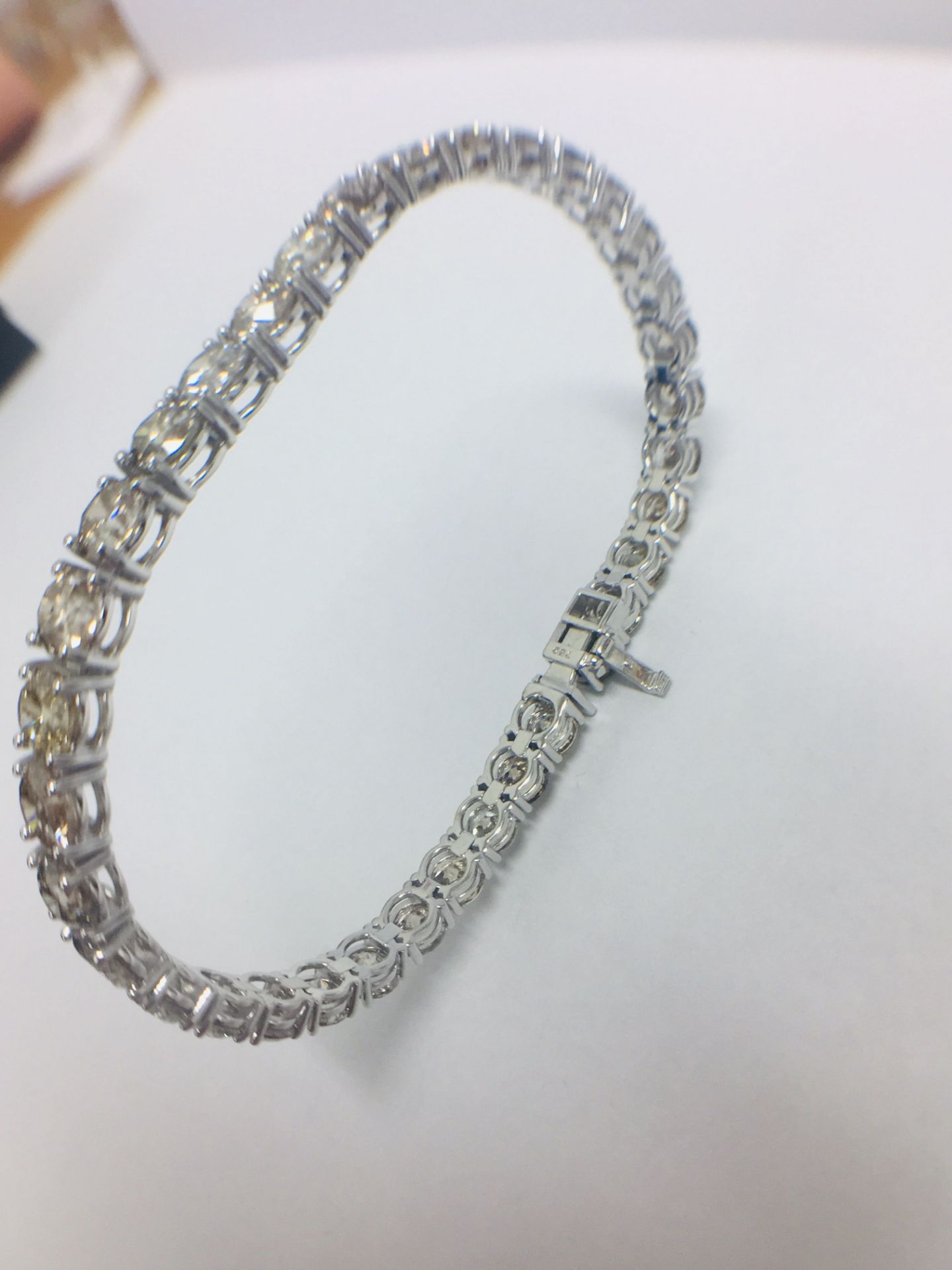 18Ct White Gold Diamond Tennis Bracelet. - Image 9 of 13