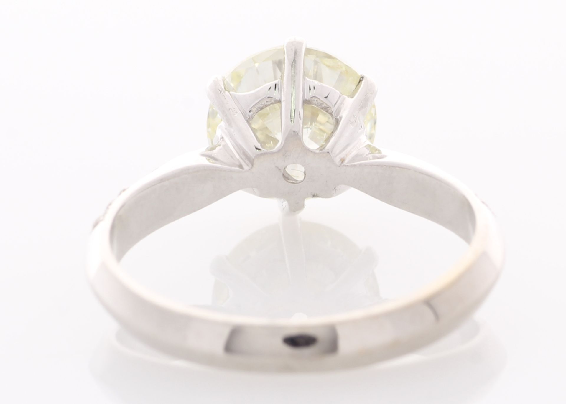 18ct White Gold Single Stone Prong Set With Stone Set Shoulders Diamond Ring 2.20 - Image 4 of 5