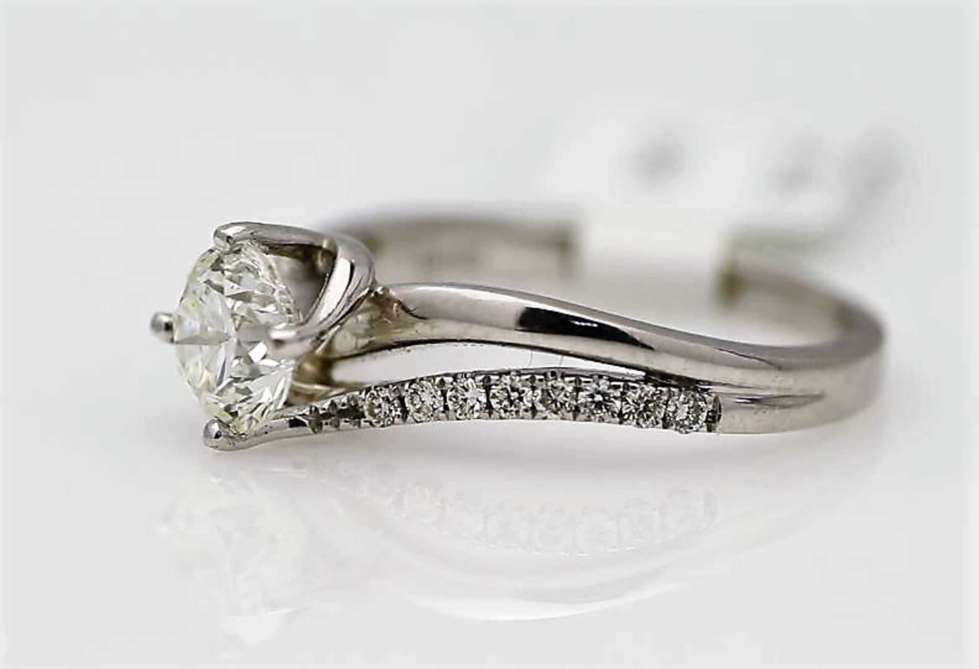 18ct White Gold Single Stone Prong Set With Stone Set Shoulders Diamond Ring 1.20 - Image 2 of 3