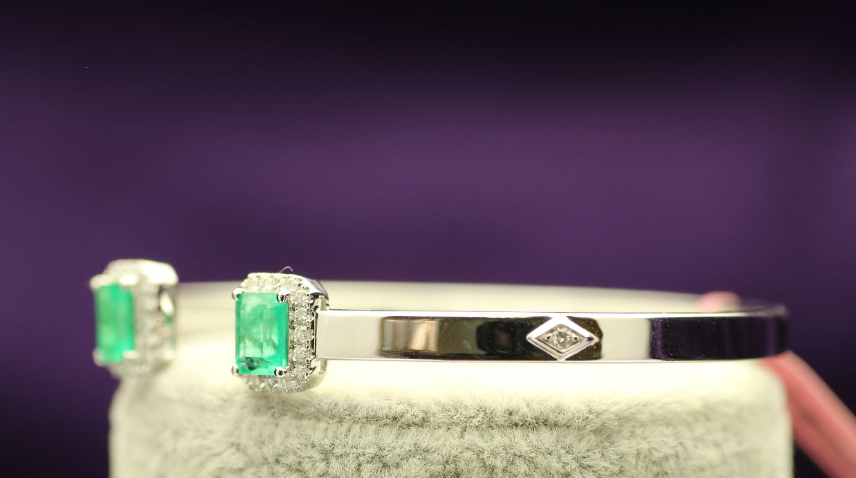 18ct White Gold Fancy Diamond And Emerald Bangle 1.32 - Image 2 of 4