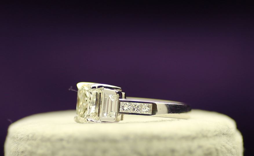 18ct White Gold Single Stone Prong Set With Stone Set Shoulders Diamond Ring 5.22 - Image 2 of 4