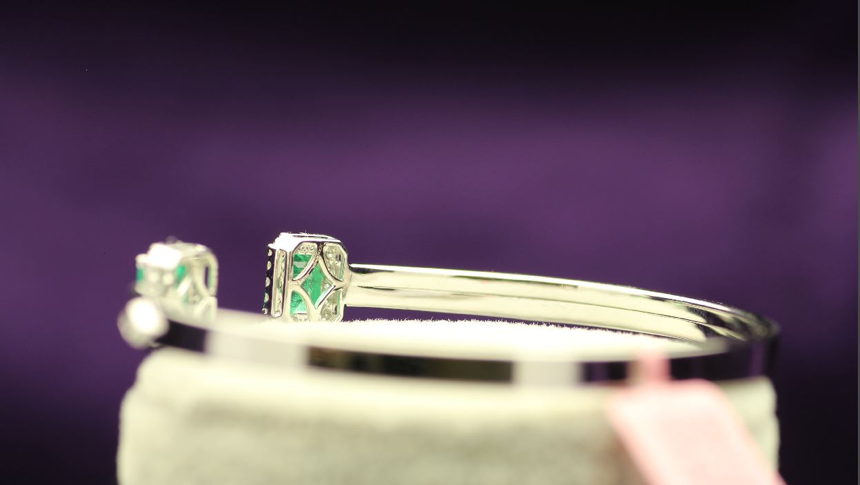 18ct White Gold Fancy Diamond And Emerald Bangle 1.32 - Image 3 of 4