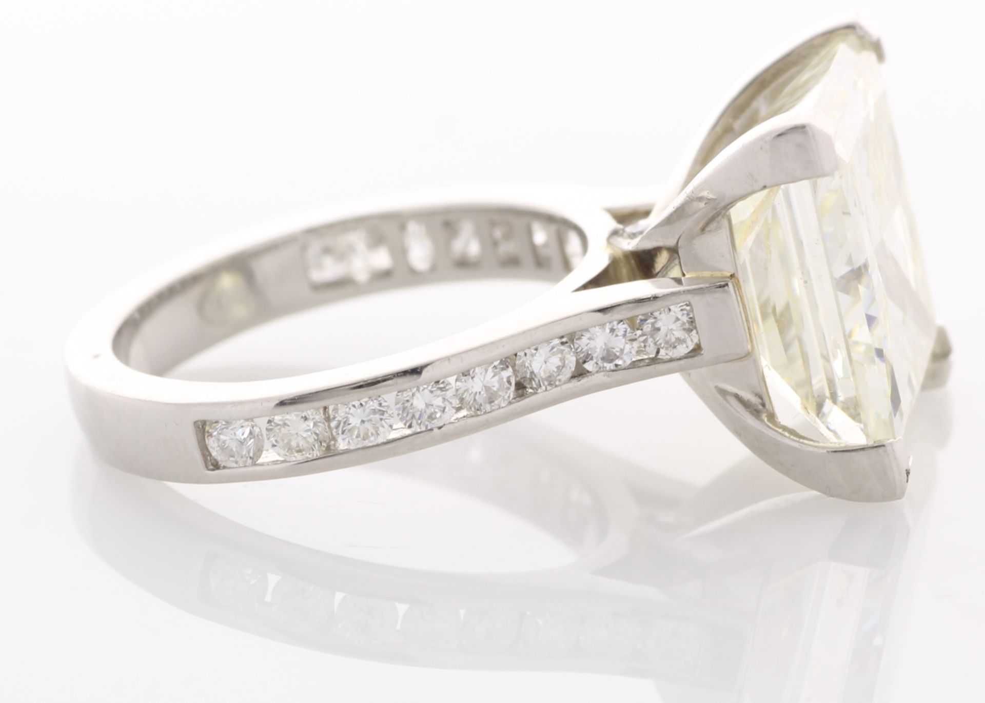 18ct White Gold Single Stone Prong Set With Stone Set Shoulders Diamond Ring 10.00 Carats - Image 3 of 5