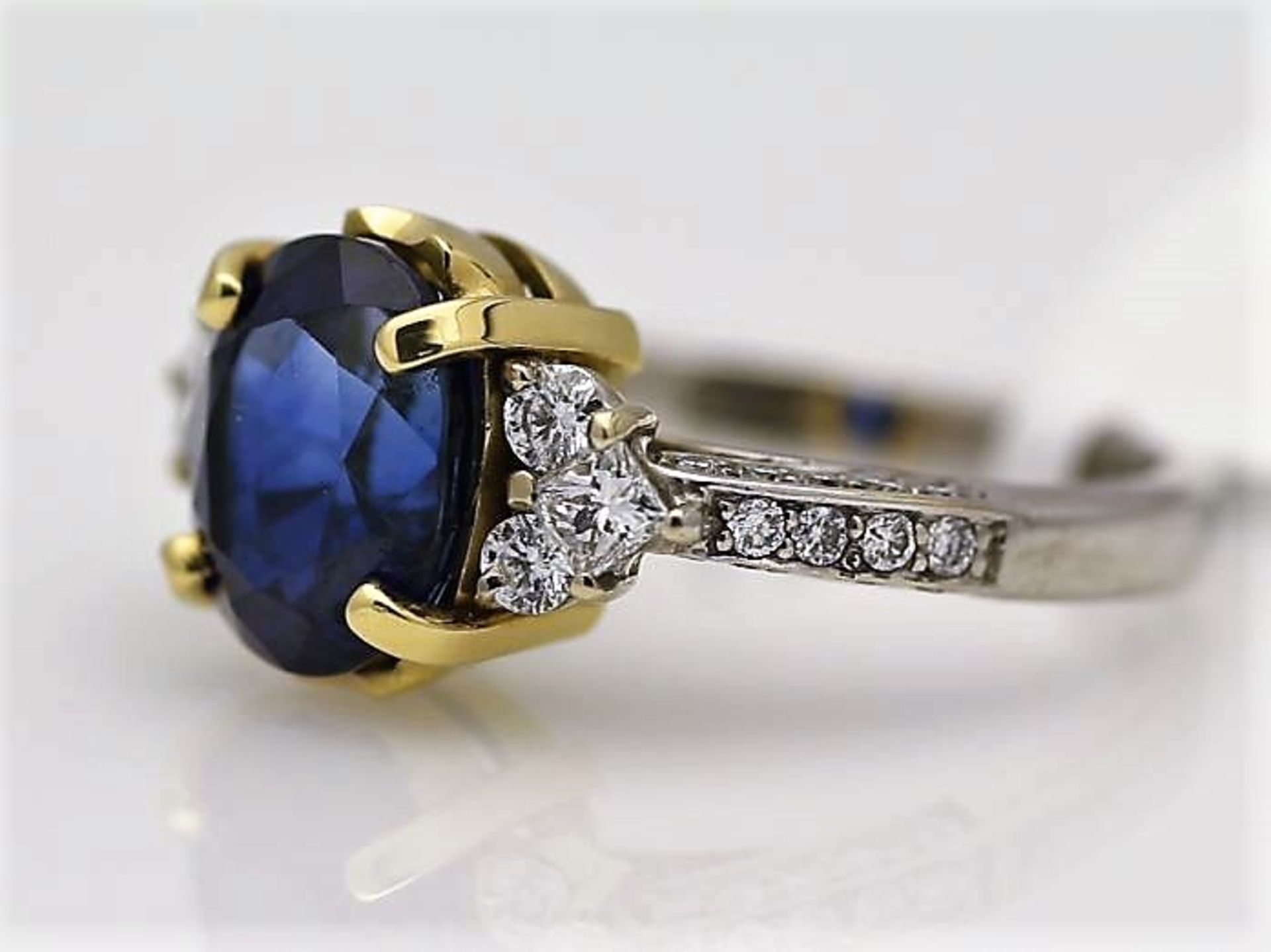 18ct White Gold Three Stone Claw Set Diamond And Sapphire Ring 4.85 - Image 2 of 3