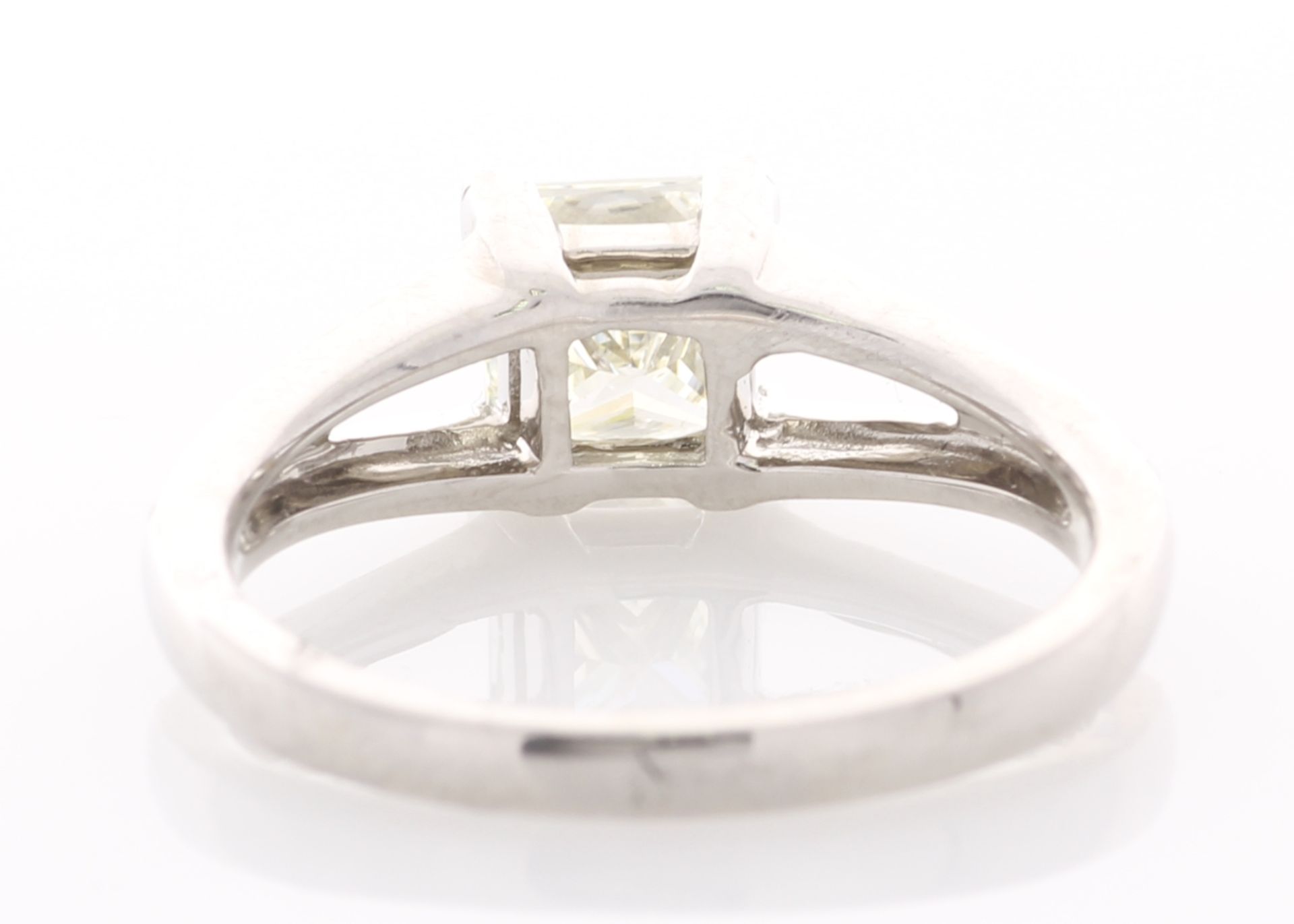 18ct White Gold Single Stone Prong Set With Stone Set Shoulders Diamond Ring 1.42 - Image 4 of 5