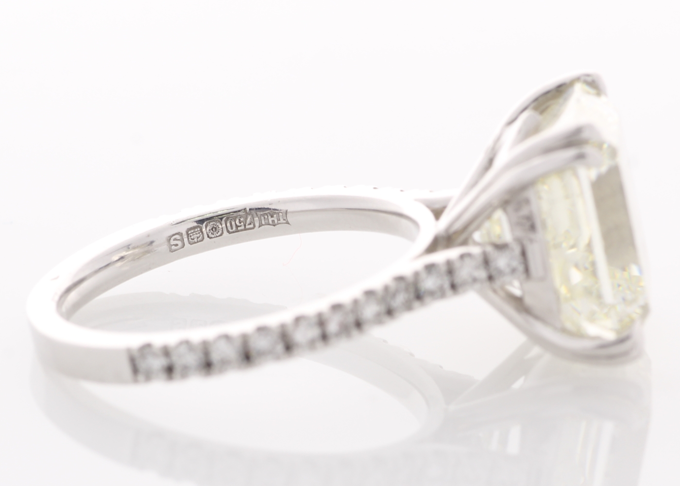 18ct White Gold Single Stone Prong Set With Stone Set Shoulders Diamond Ring 7.35 - Image 4 of 6