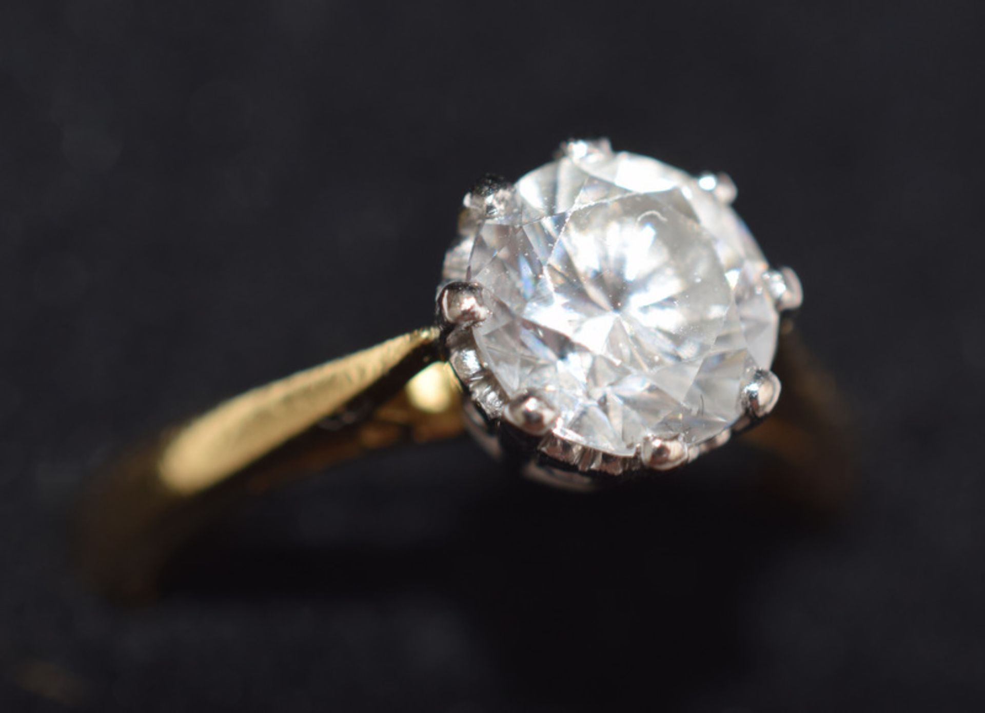 18ct Gold Engagement Ring With 1ct CZ Stone - Image 3 of 7